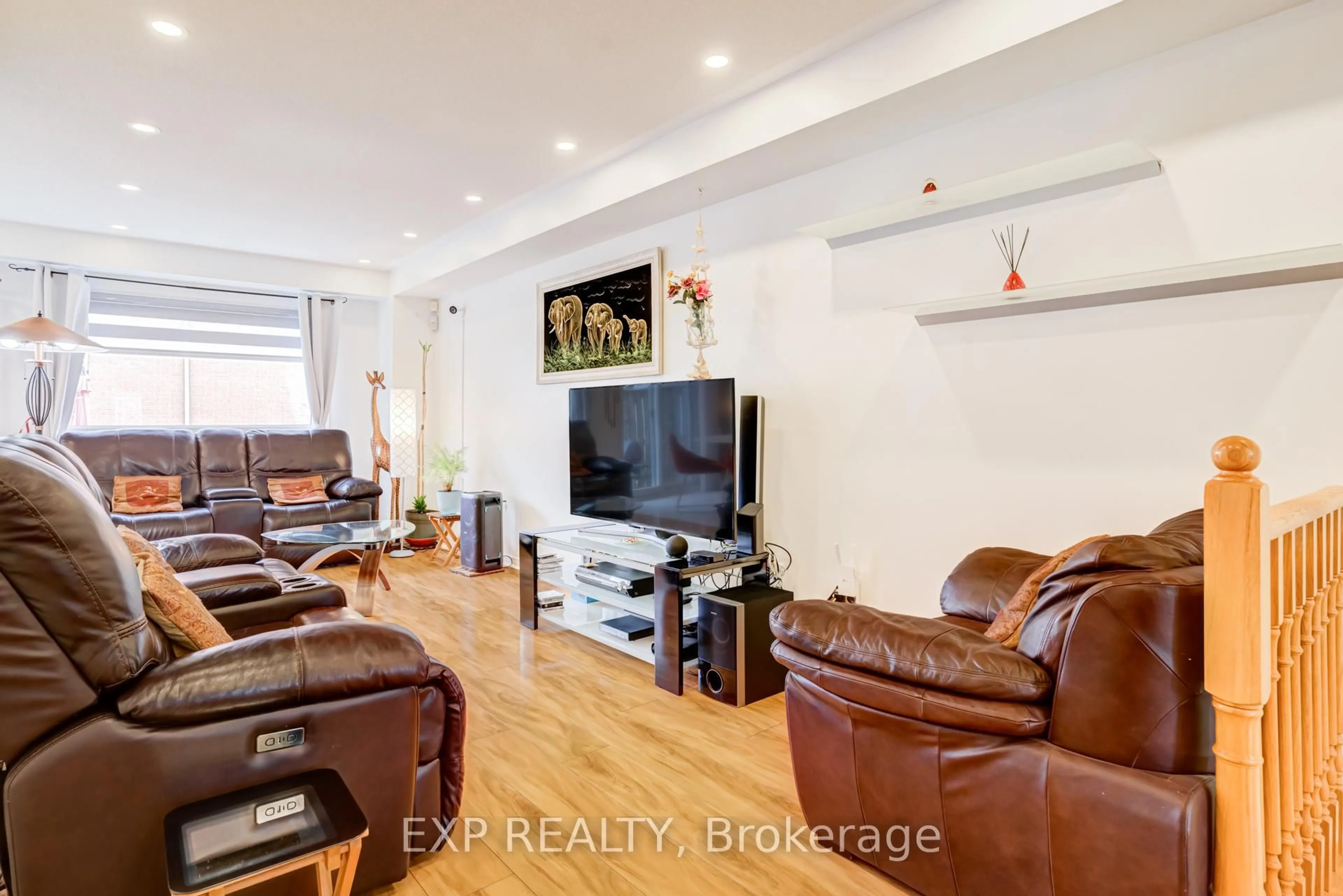 Living room with furniture, wood/laminate floor for 770 Othello Crt #88, Mississauga Ontario L5W 1Y3