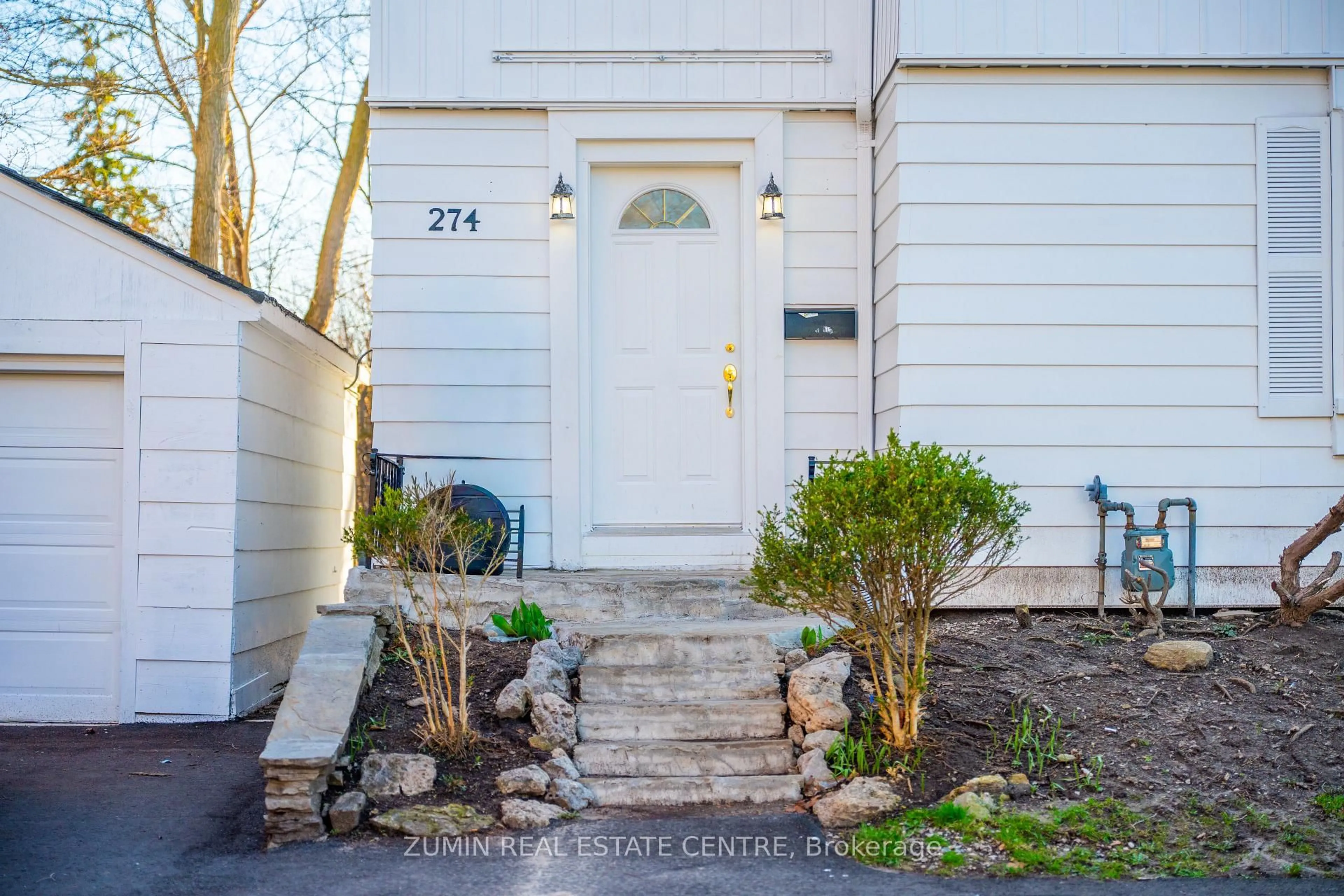 Indoor entryway for 274 Reynolds St, Oakville Ontario L6J 3L4