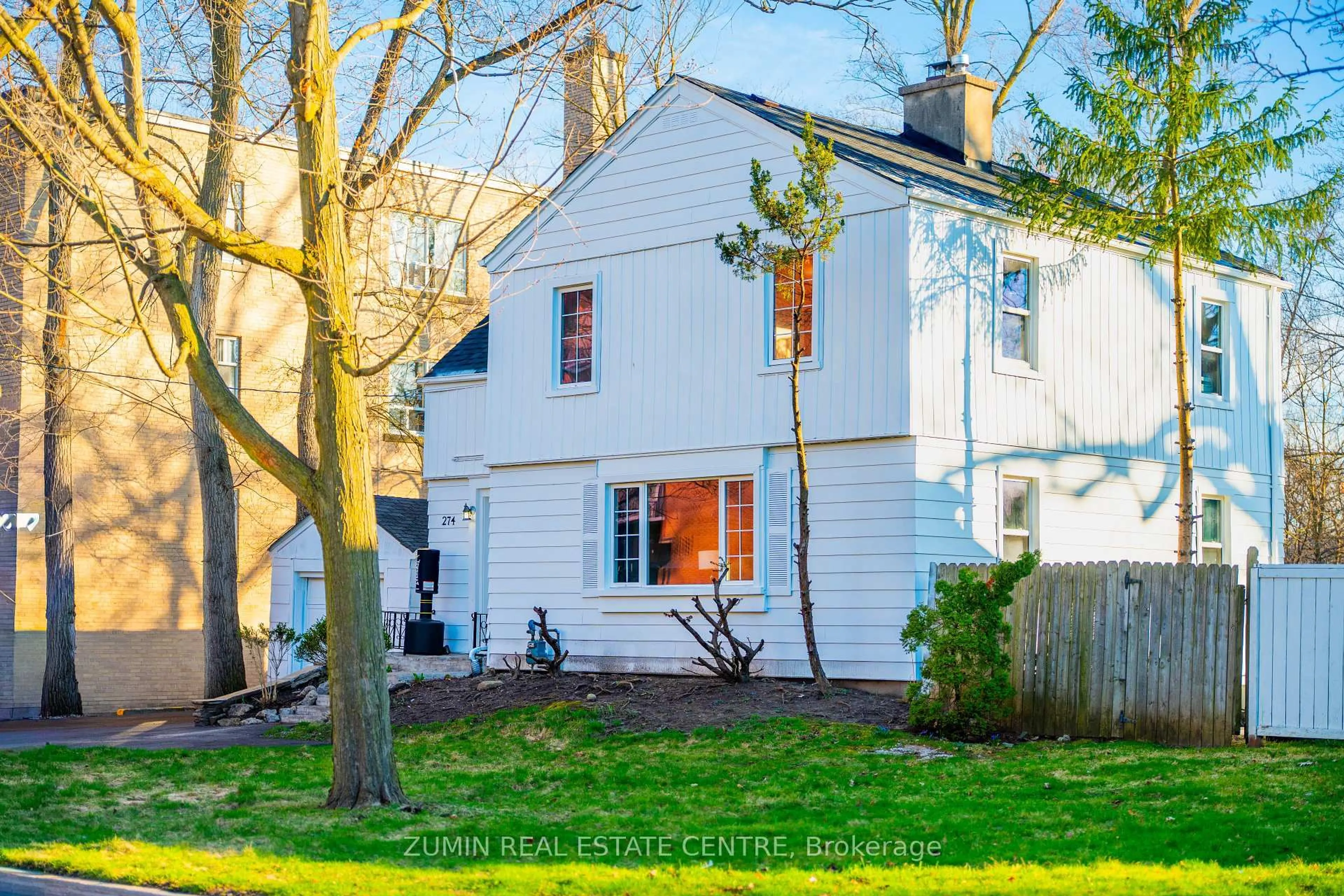 A pic from outside/outdoor area/front of a property/back of a property/a pic from drone, street for 274 Reynolds St, Oakville Ontario L6J 3L4