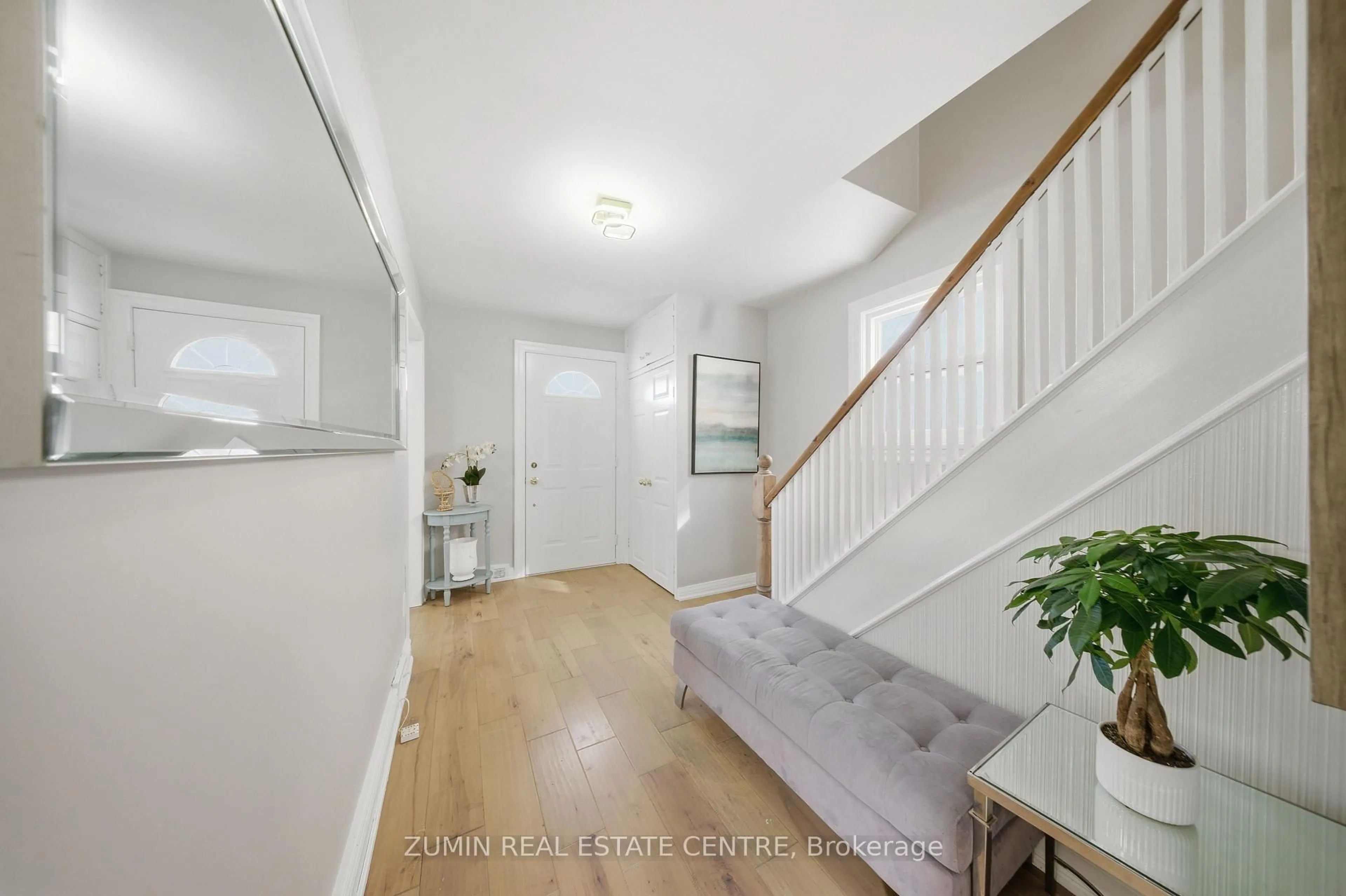 Indoor entryway for 274 Reynolds St, Oakville Ontario L6J 3L4