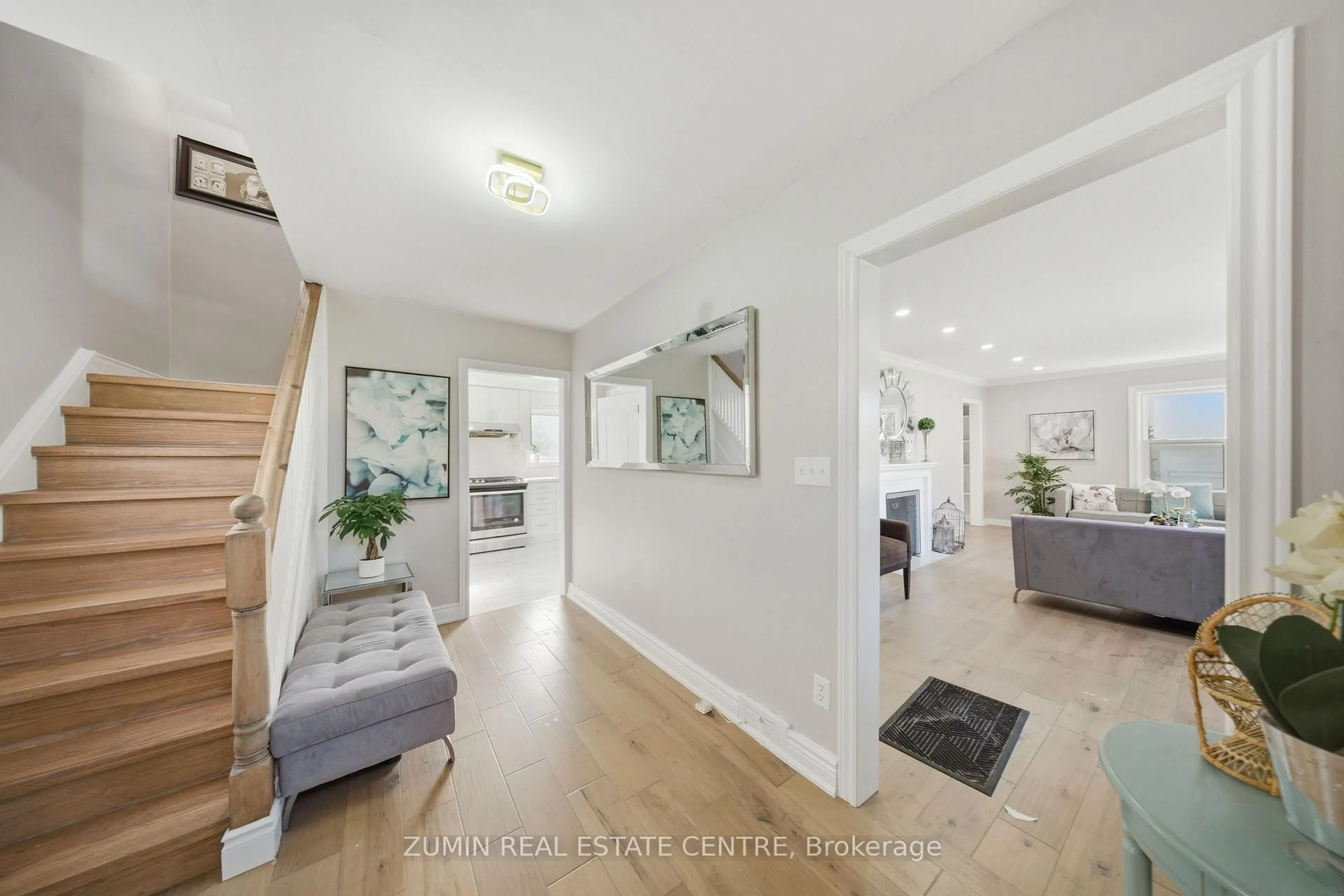 Indoor entryway for 274 Reynolds St, Oakville Ontario L6J 3L4