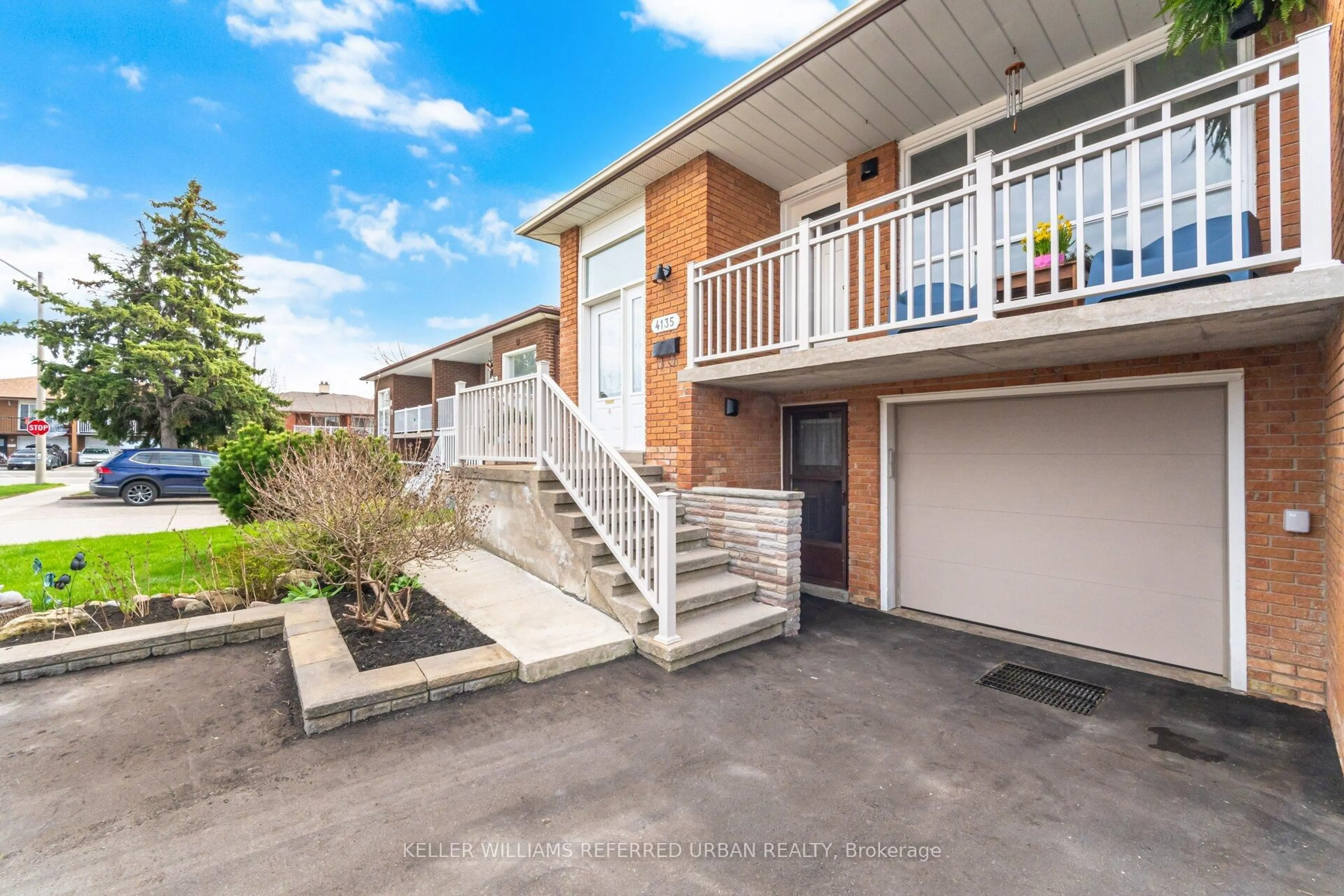 A pic from outside/outdoor area/front of a property/back of a property/a pic from drone, street for 4135 Dunmow Cres, Mississauga Ontario L4Z 1E1