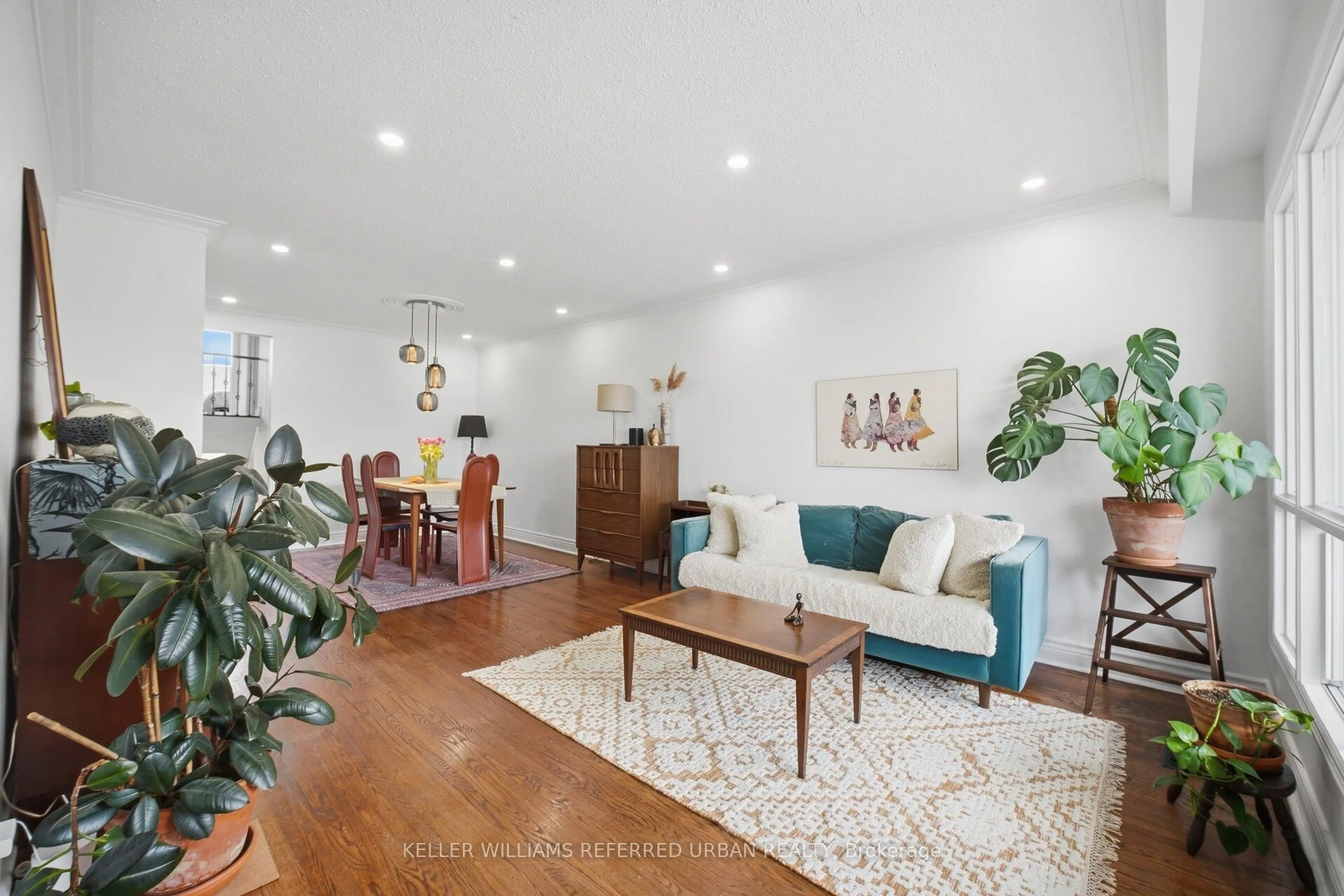 Living room with furniture, wood/laminate floor for 4135 Dunmow Cres, Mississauga Ontario L4Z 1E1