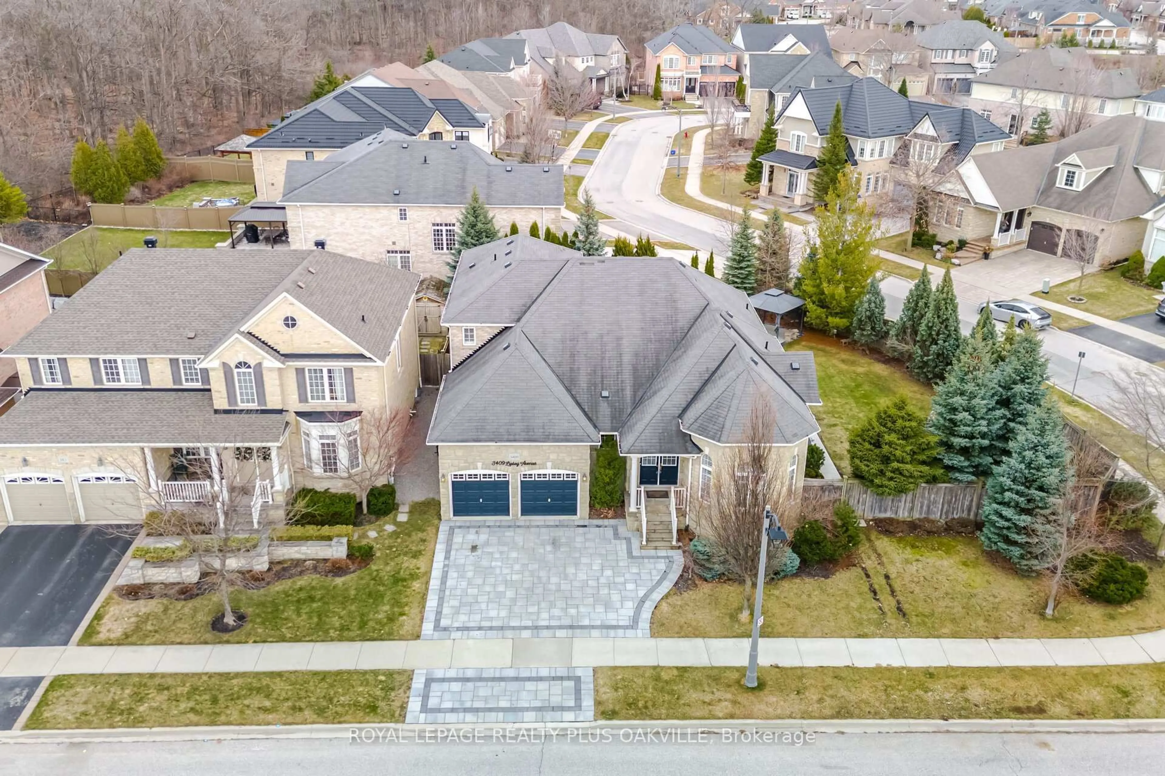 A pic from outside/outdoor area/front of a property/back of a property/a pic from drone, street for 3409 Liptay Ave, Oakville Ontario L6M 0M8