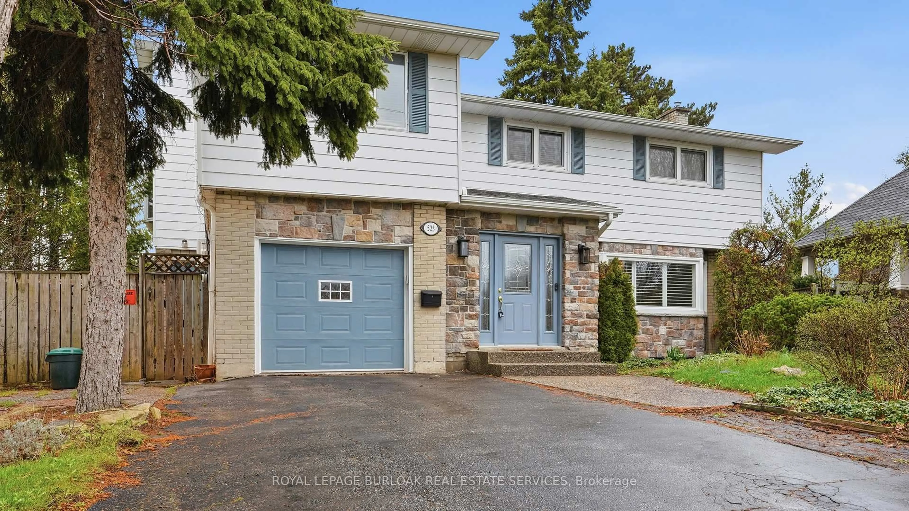 Home with vinyl exterior material, street for 525 Grand Blvd, Oakville Ontario L6H 1P4