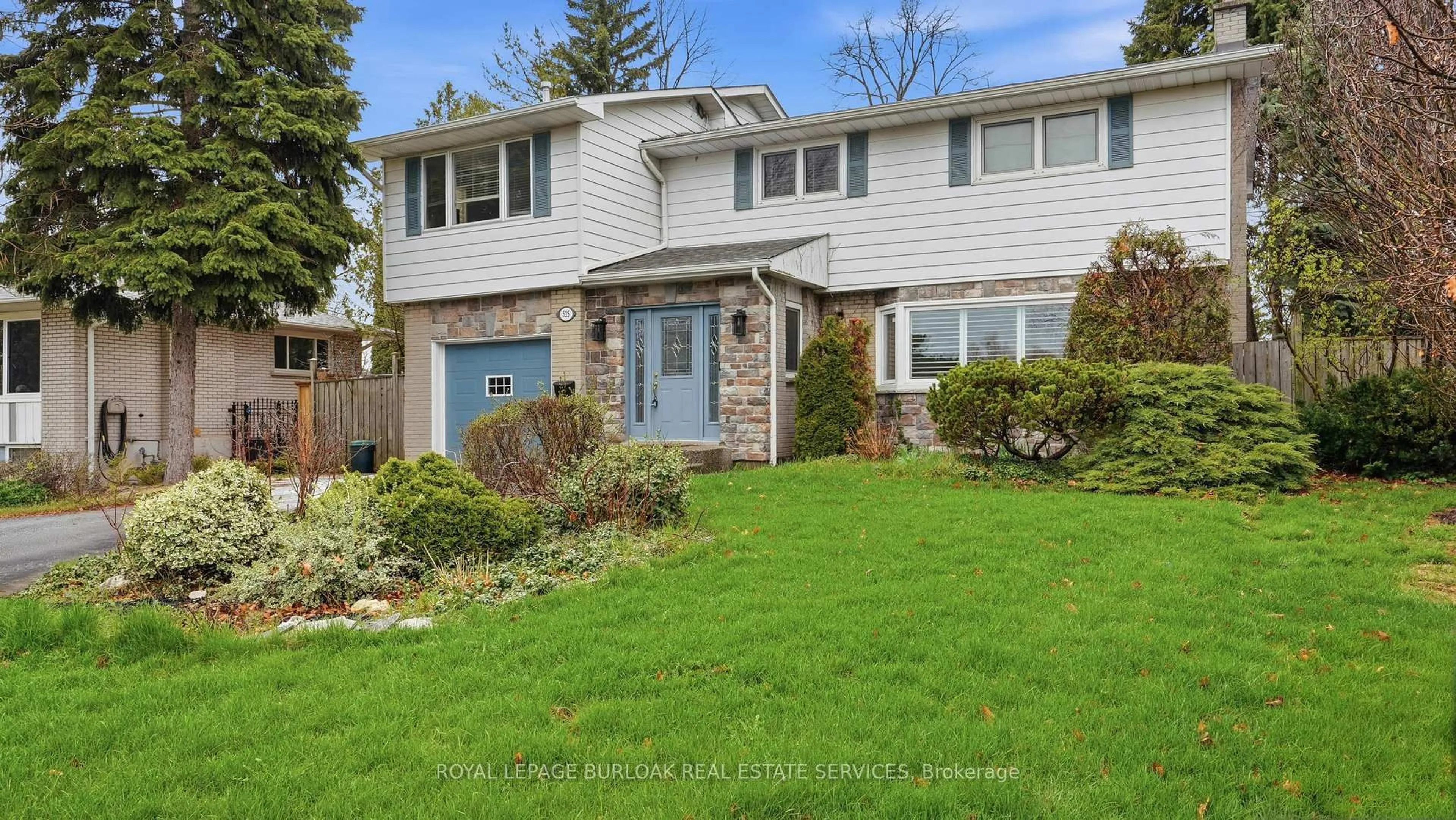 Home with vinyl exterior material, street for 525 Grand Blvd, Oakville Ontario L6H 1P4