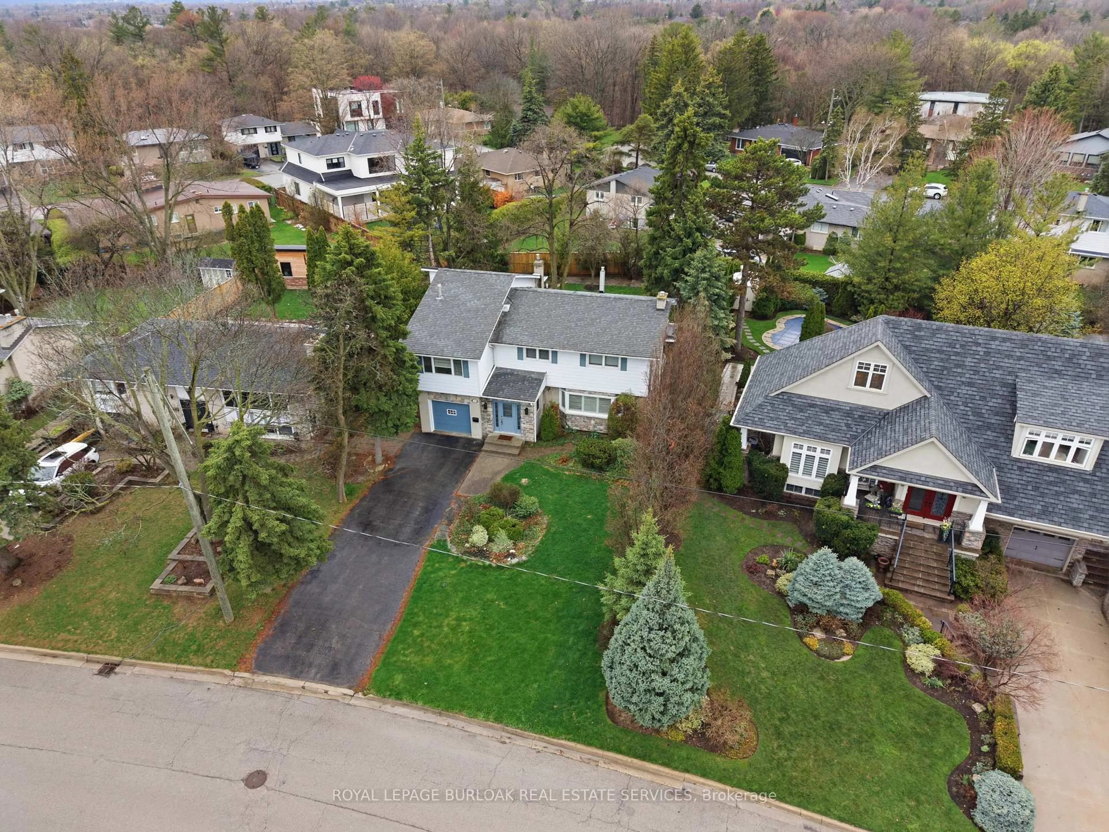 A pic from outside/outdoor area/front of a property/back of a property/a pic from drone, street for 525 Grand Blvd, Oakville Ontario L6H 1P4