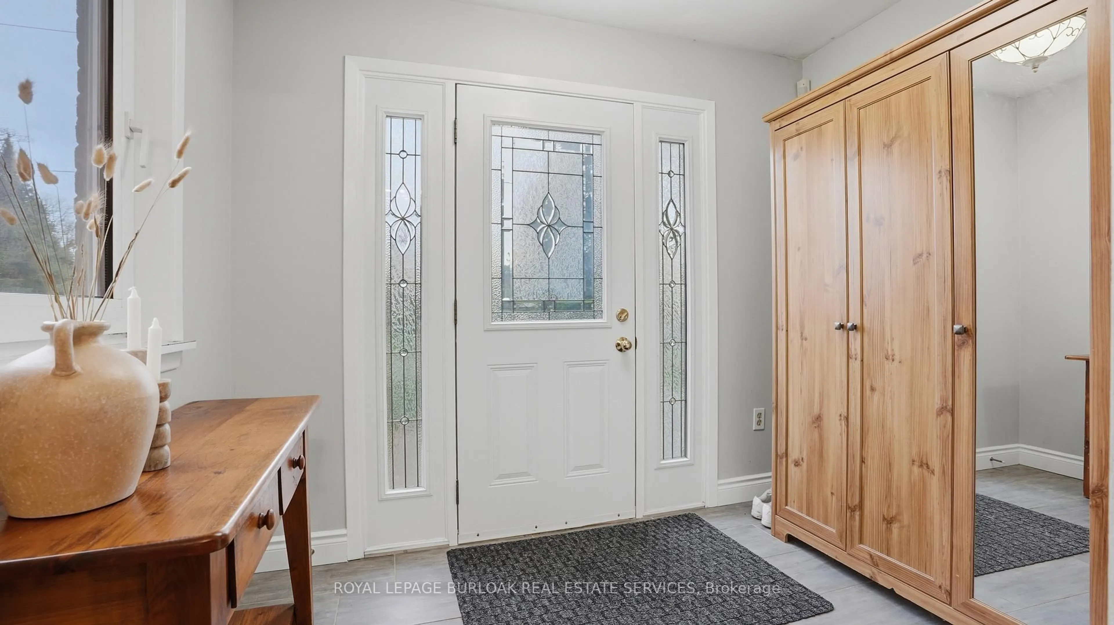 Indoor entryway for 525 Grand Blvd, Oakville Ontario L6H 1P4