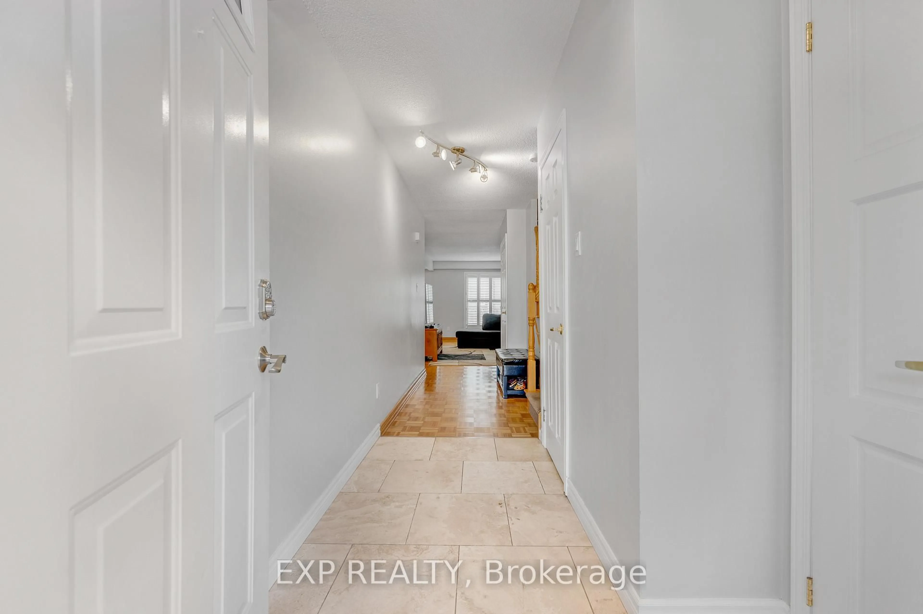 Indoor entryway for 750 Burnhamthorpe Rd #31, Mississauga Ontario L4Y 2X3