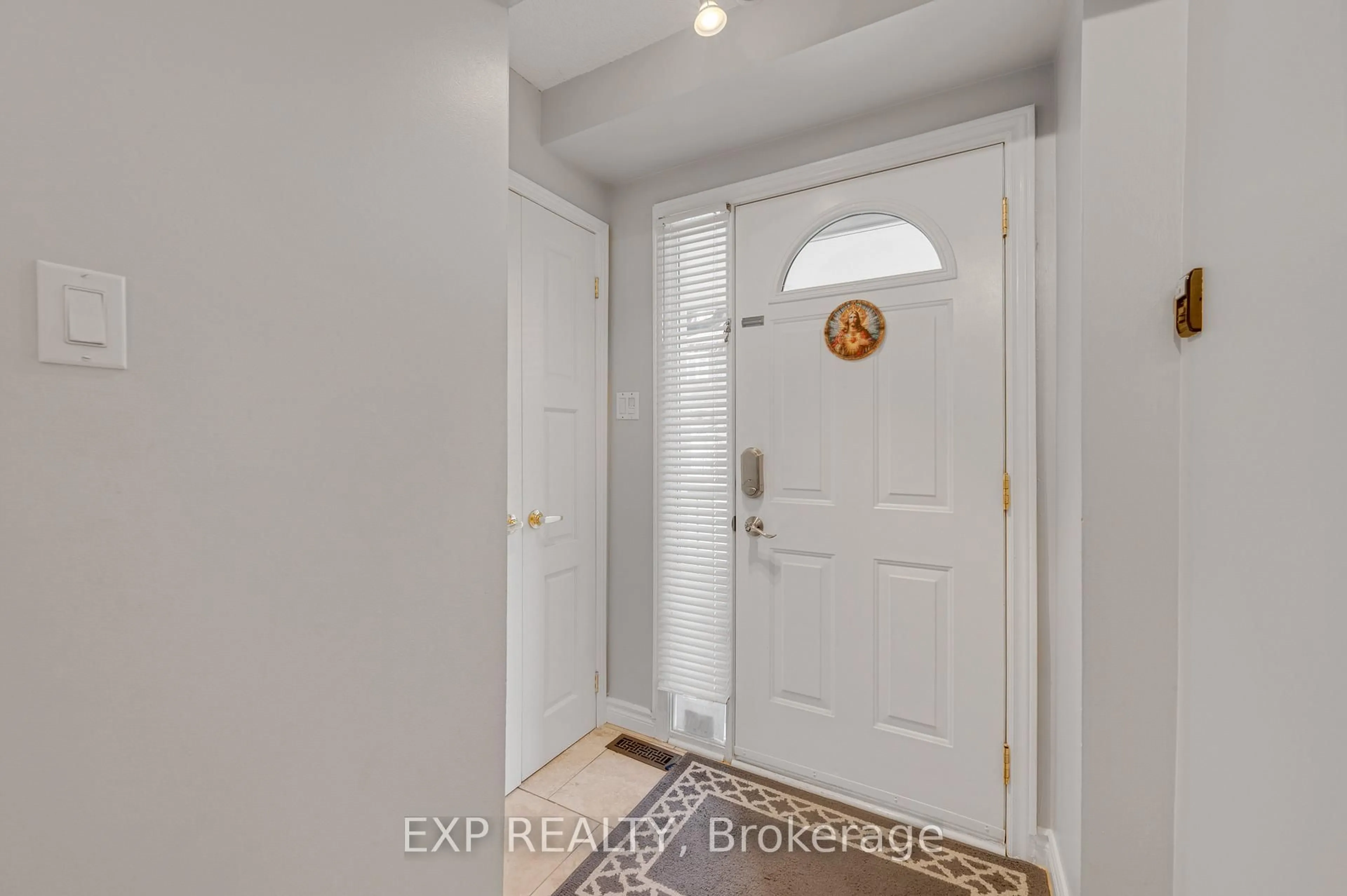 Indoor entryway for 750 Burnhamthorpe Rd #31, Mississauga Ontario L4Y 2X3