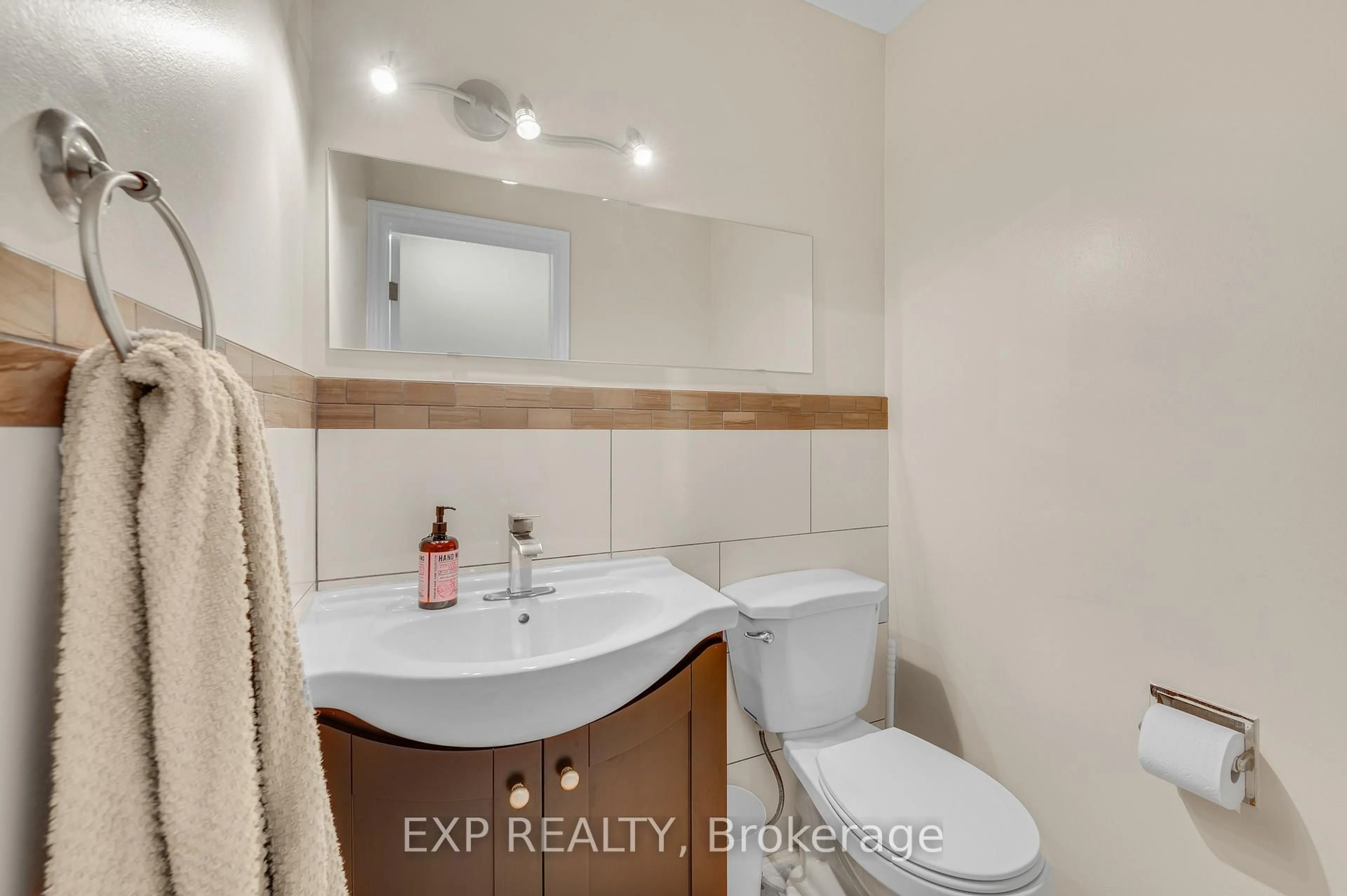 Standard bathroom, ceramic/tile floor for 750 Burnhamthorpe Rd #31, Mississauga Ontario L4Y 2X3
