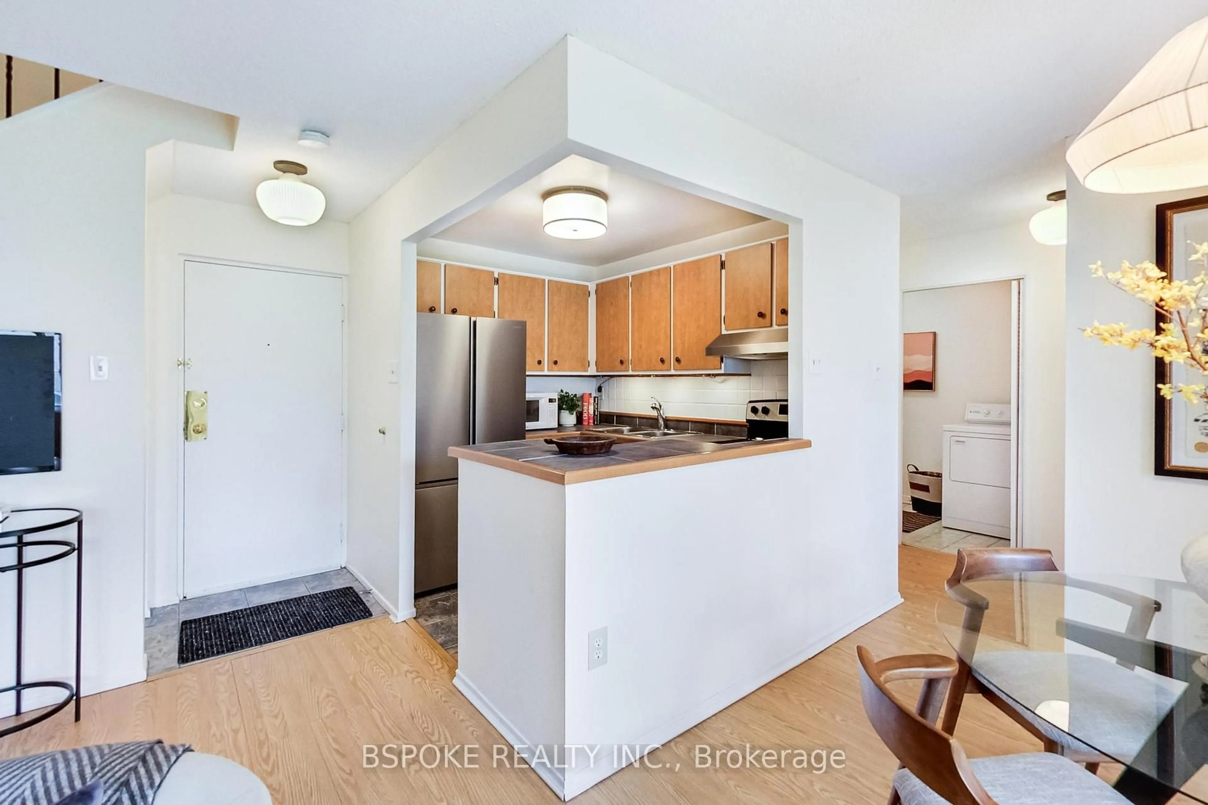 Standard kitchen, unknown for 2001 Bonnymede Dr #103, Mississauga Ontario L5J 4H8