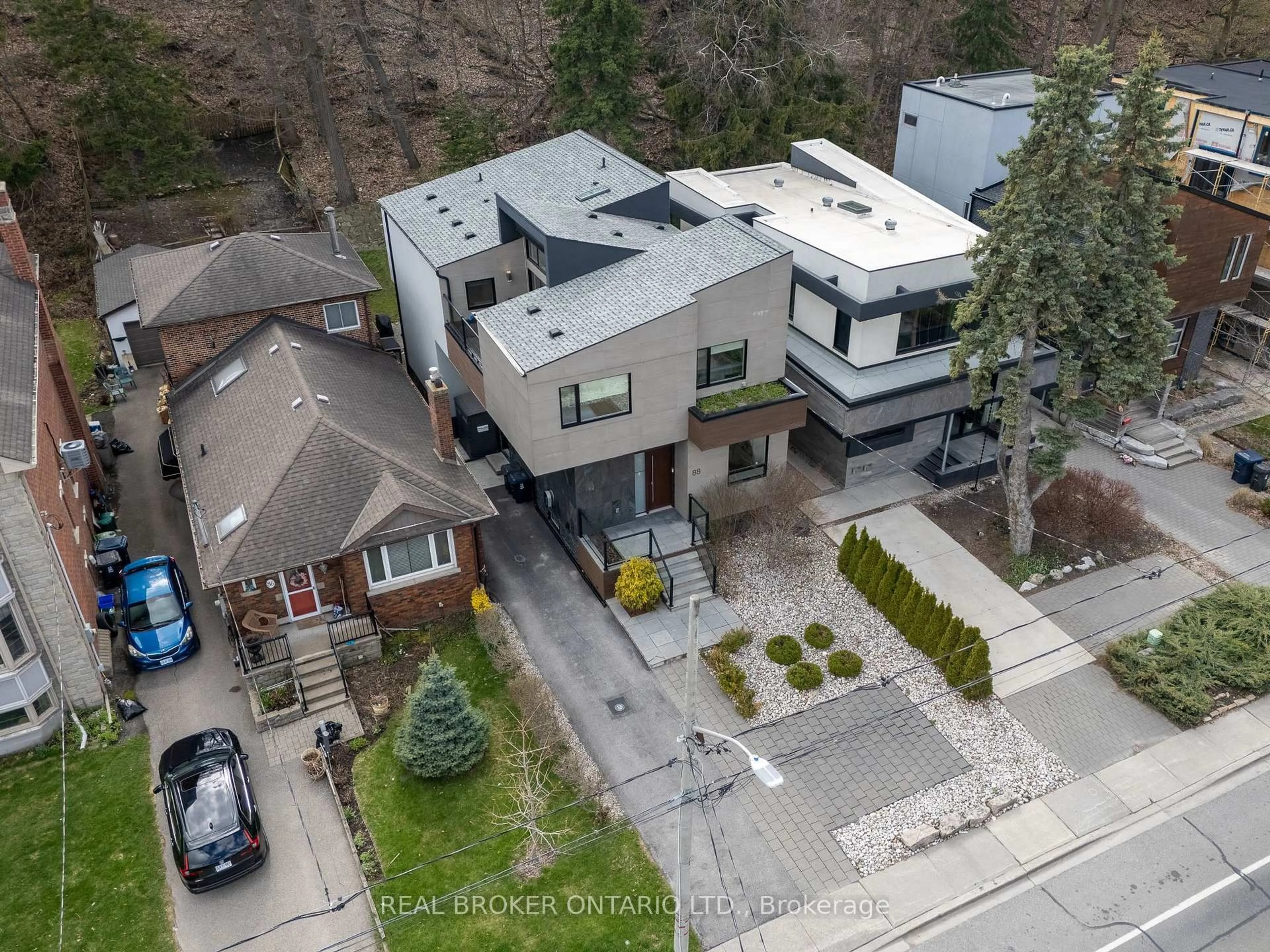 A pic from outside/outdoor area/front of a property/back of a property/a pic from drone, street for 88 South Kingsway Way, Toronto Ontario M6S 3T3