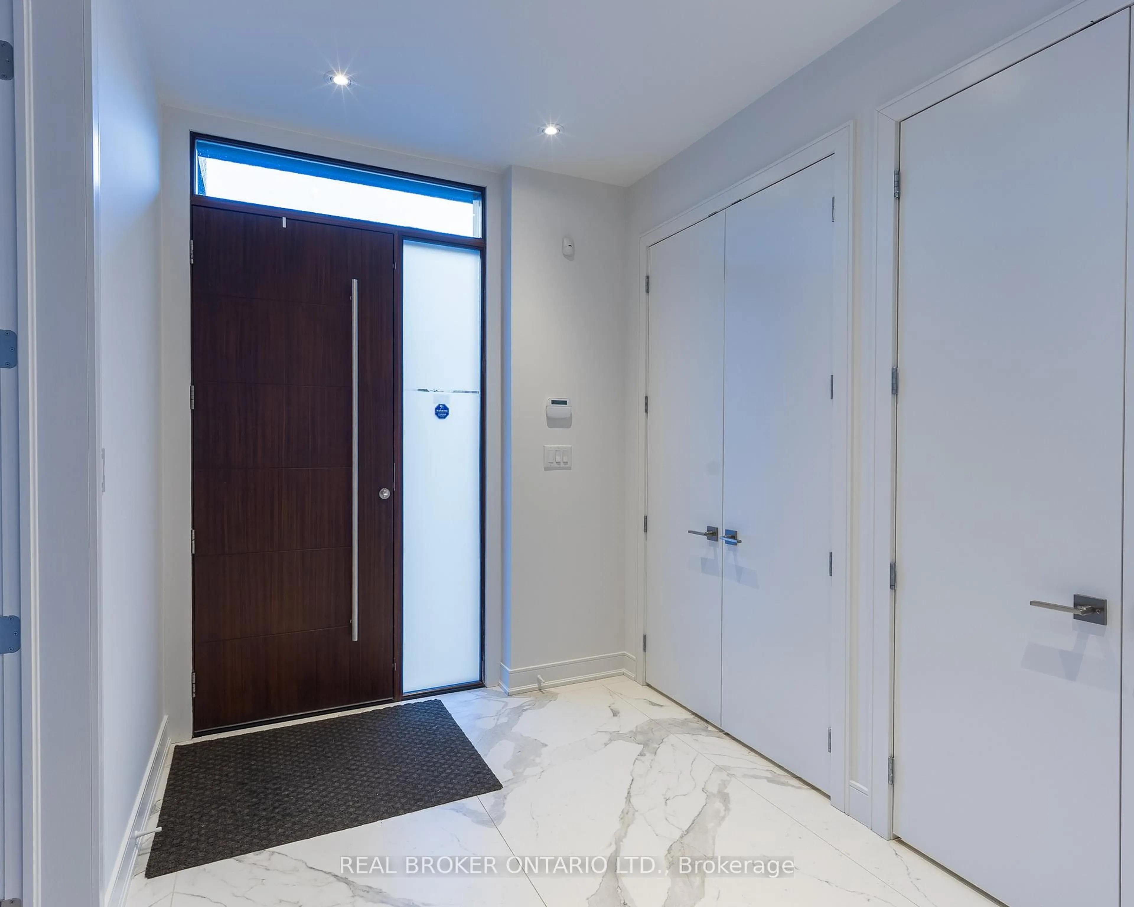 Indoor foyer for 88 South Kingsway Way, Toronto Ontario M6S 3T3