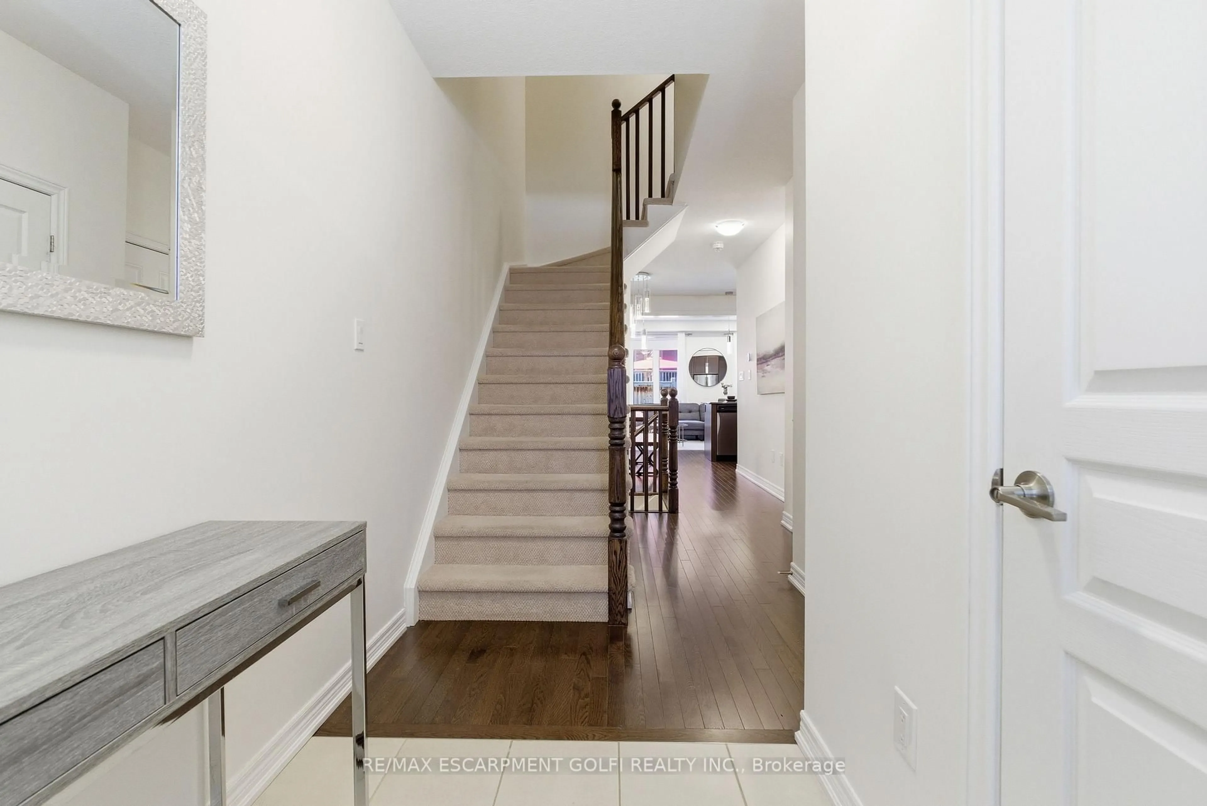 Indoor foyer for 383 Wheat Boom Dr, Oakville Ontario L6H 0R3