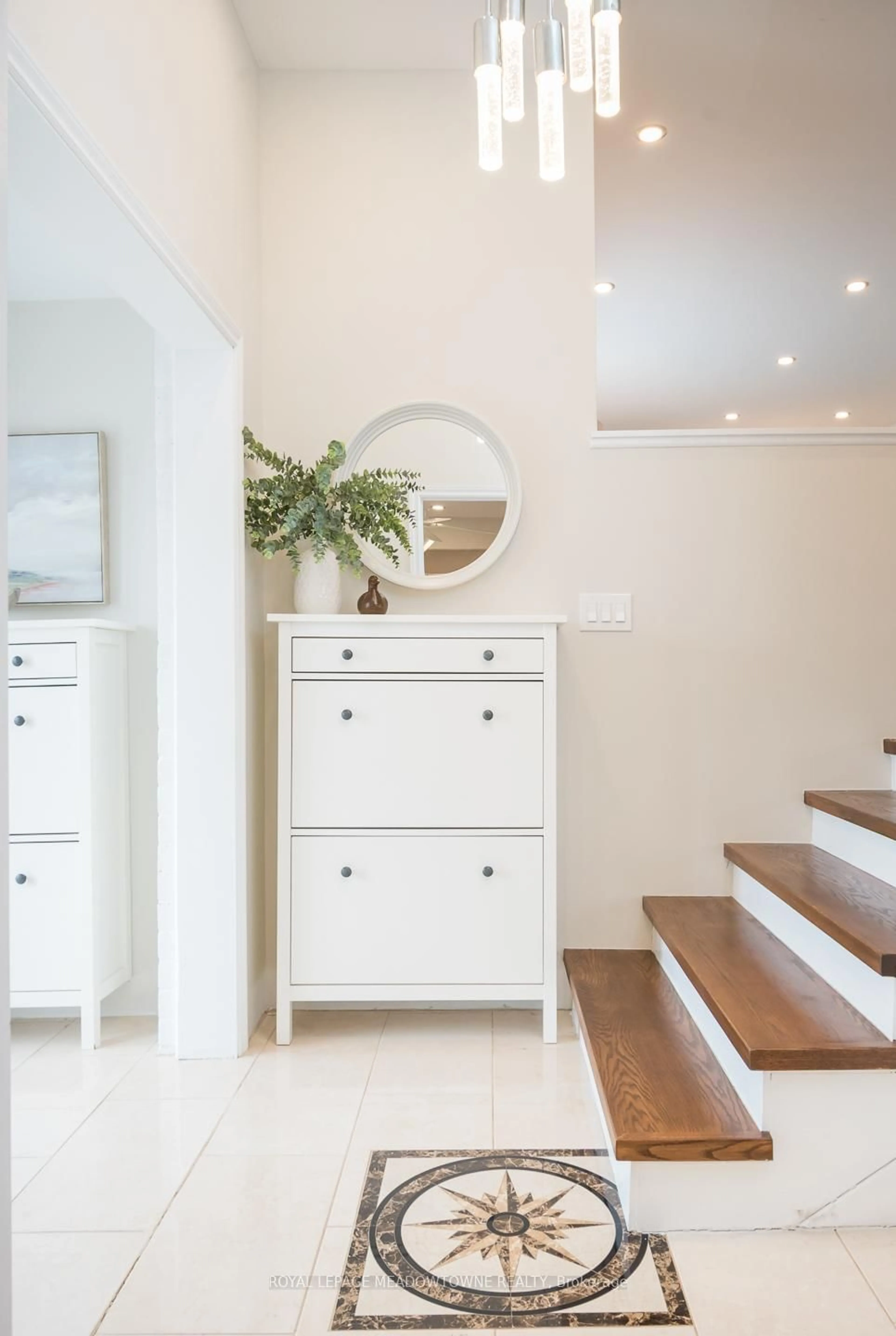 Indoor entryway for 536 Nelson Crt, Milton Ontario L9T 3A6