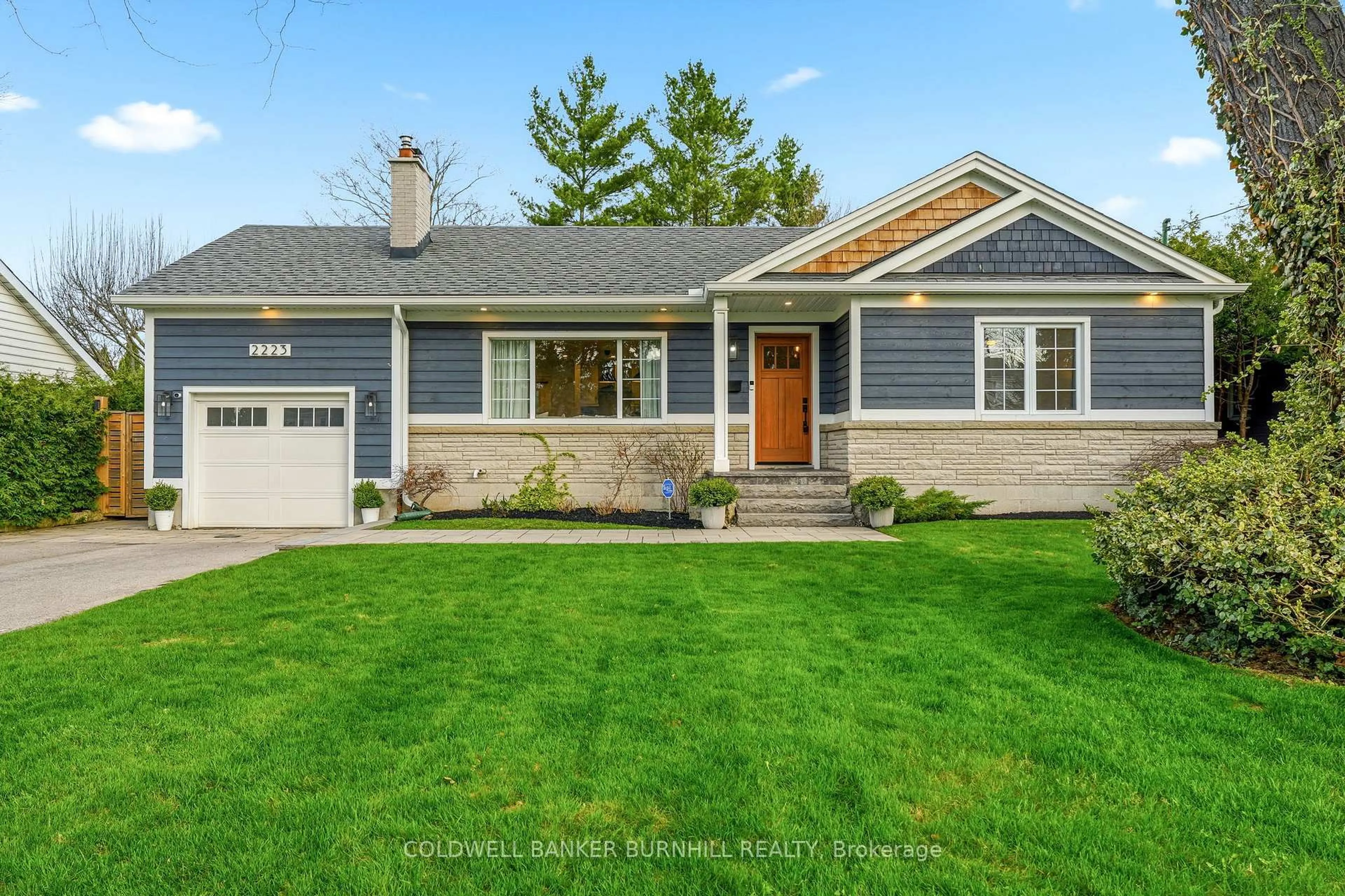 Home with vinyl exterior material, street for 2223 Deyncourt Dr, Burlington Ontario L7R 1W2