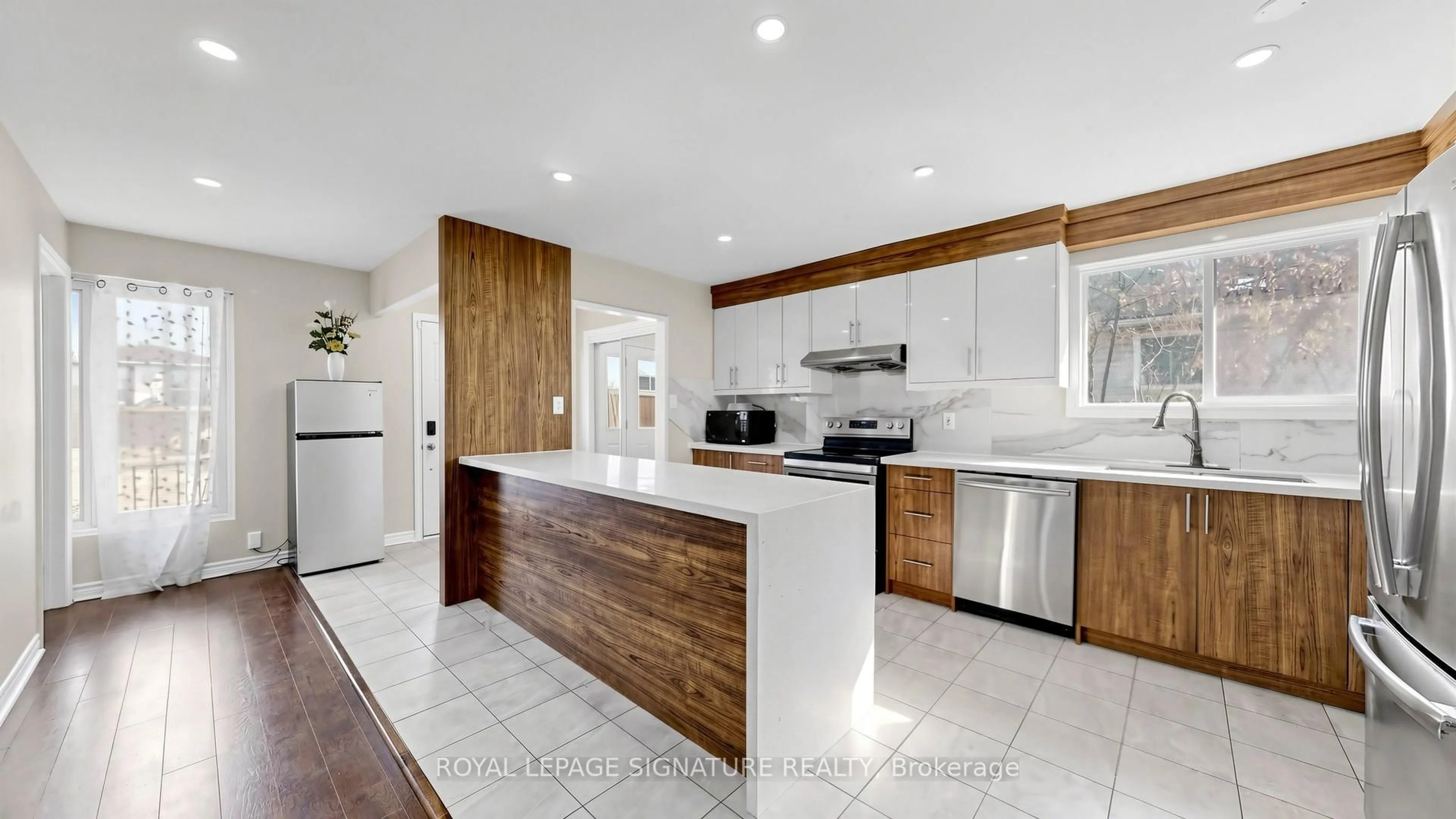 Open concept kitchen, unknown for 15 Gainsborough Rd, Brampton Ontario L6S 1X2