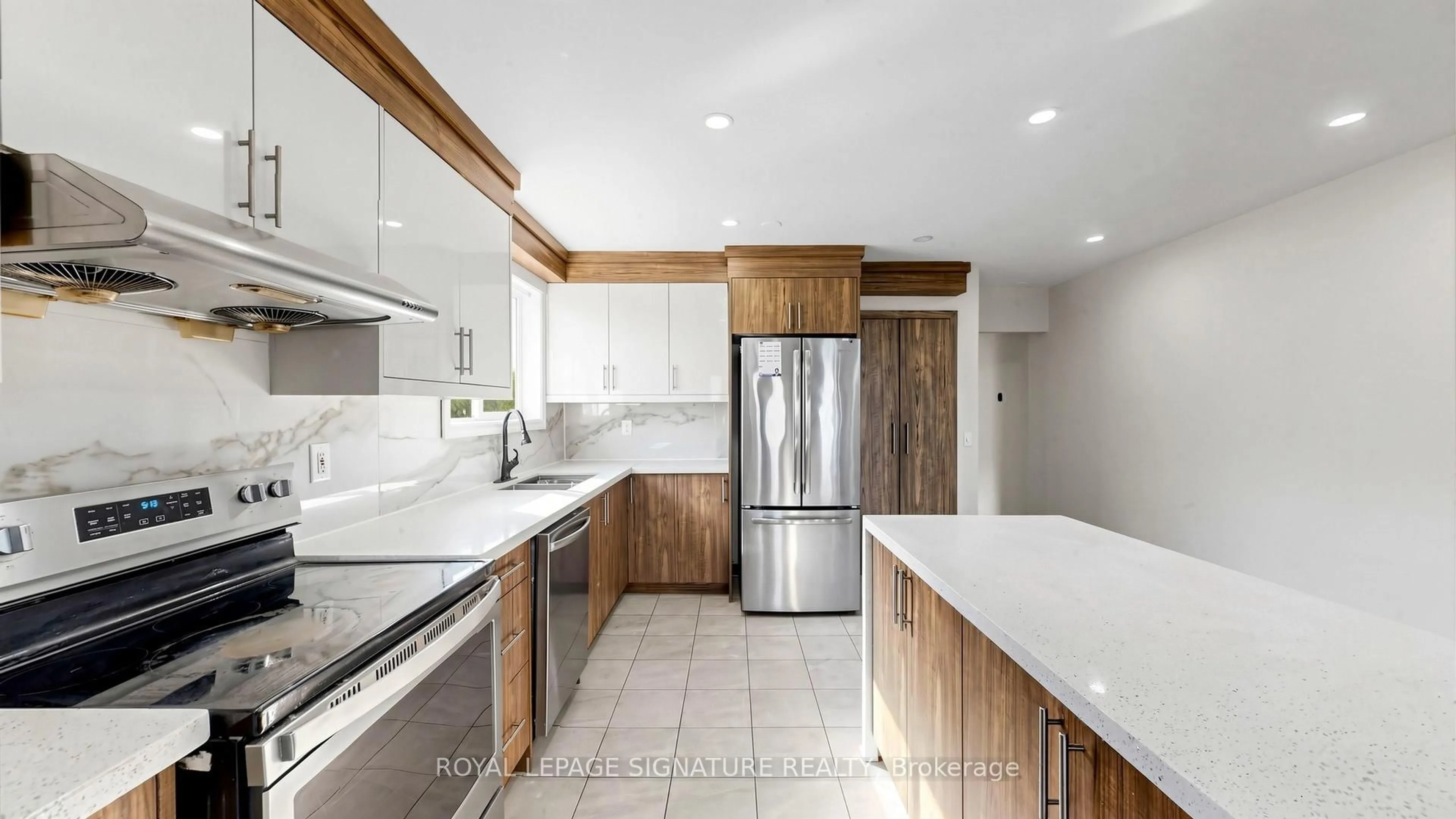 Contemporary kitchen, unknown for 15 Gainsborough Rd, Brampton Ontario L6S 1X2