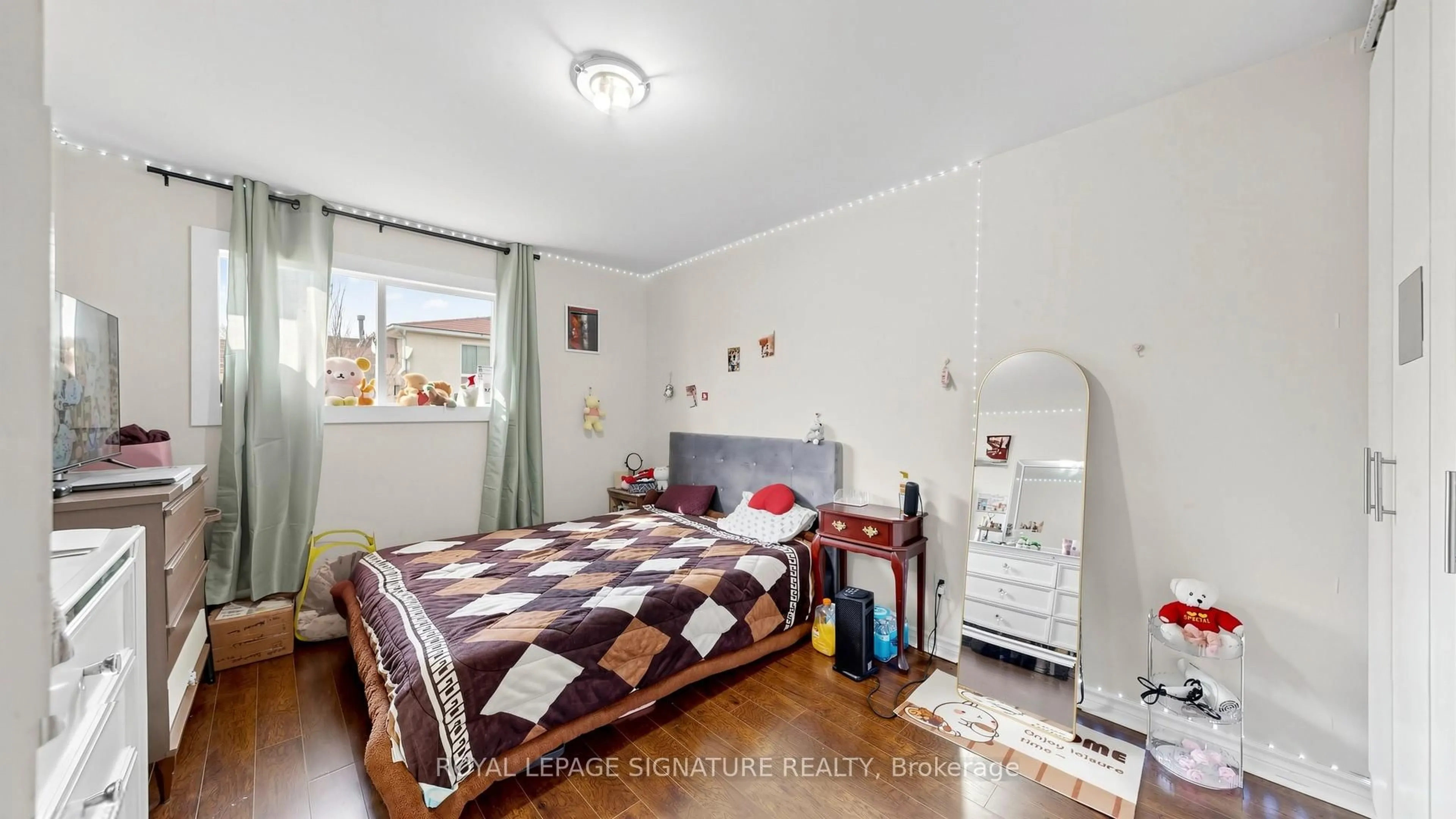 Bedroom with bed, unknown for 15 Gainsborough Rd, Brampton Ontario L6S 1X2