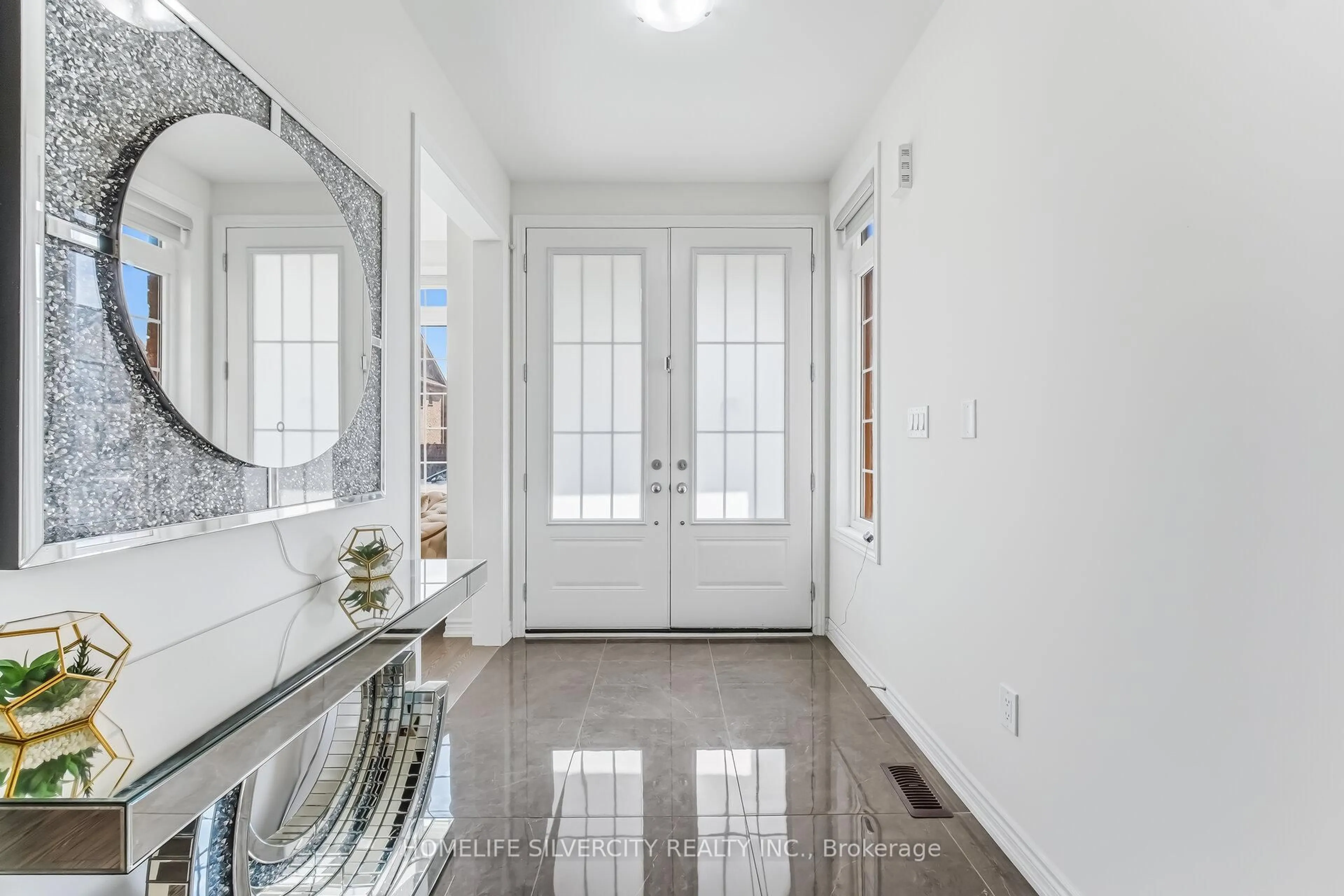 Indoor entryway for 30 Tiger Cres, Brampton Ontario L6R 4C1