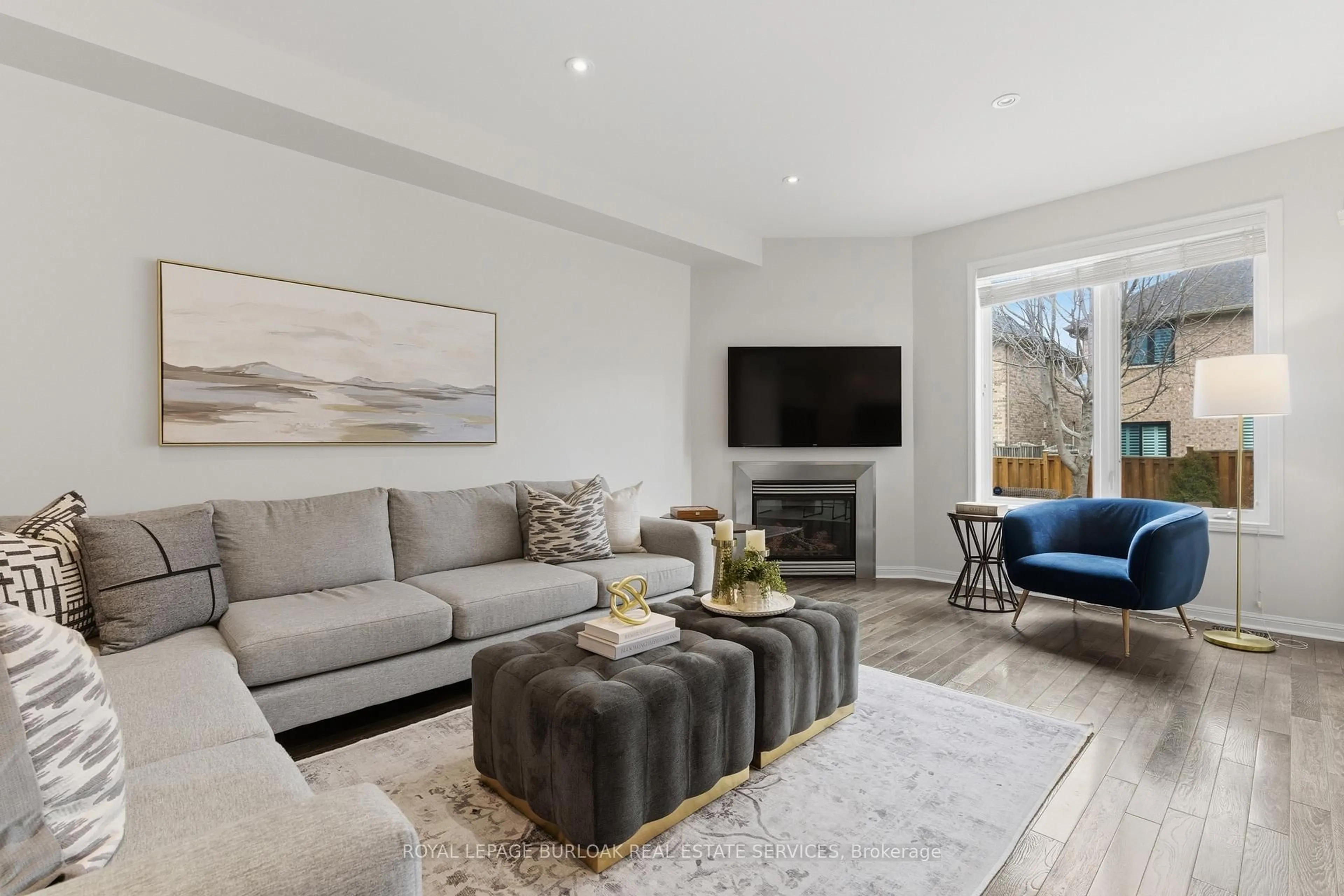 Living room with furniture, unknown for 2267 Whistling Springs Cres, Oakville Ontario L6M 5G5