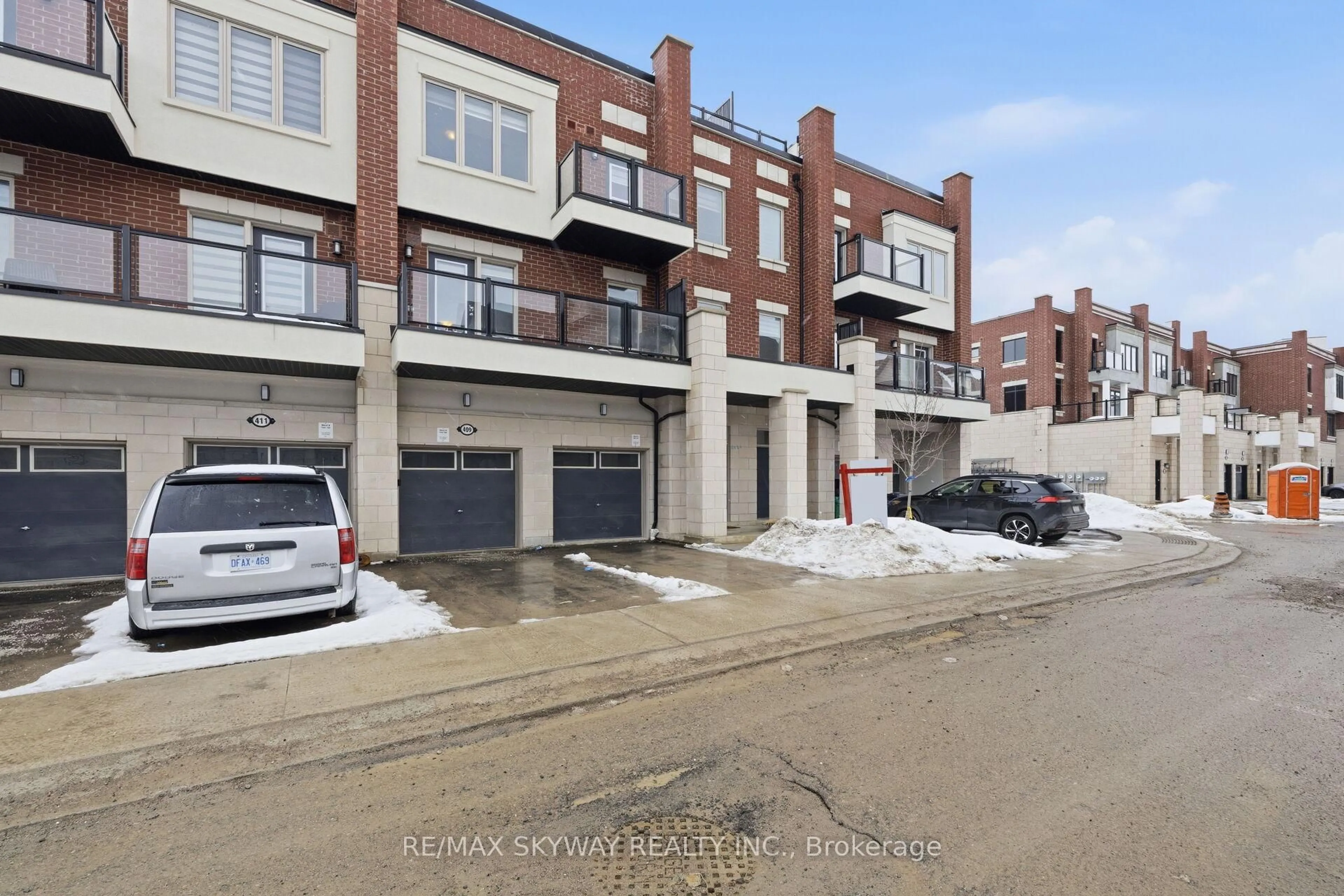 A pic from outside/outdoor area/front of a property/back of a property/a pic from drone, street for 44 Springdale Ave, Caledon Ontario L7C 4L4