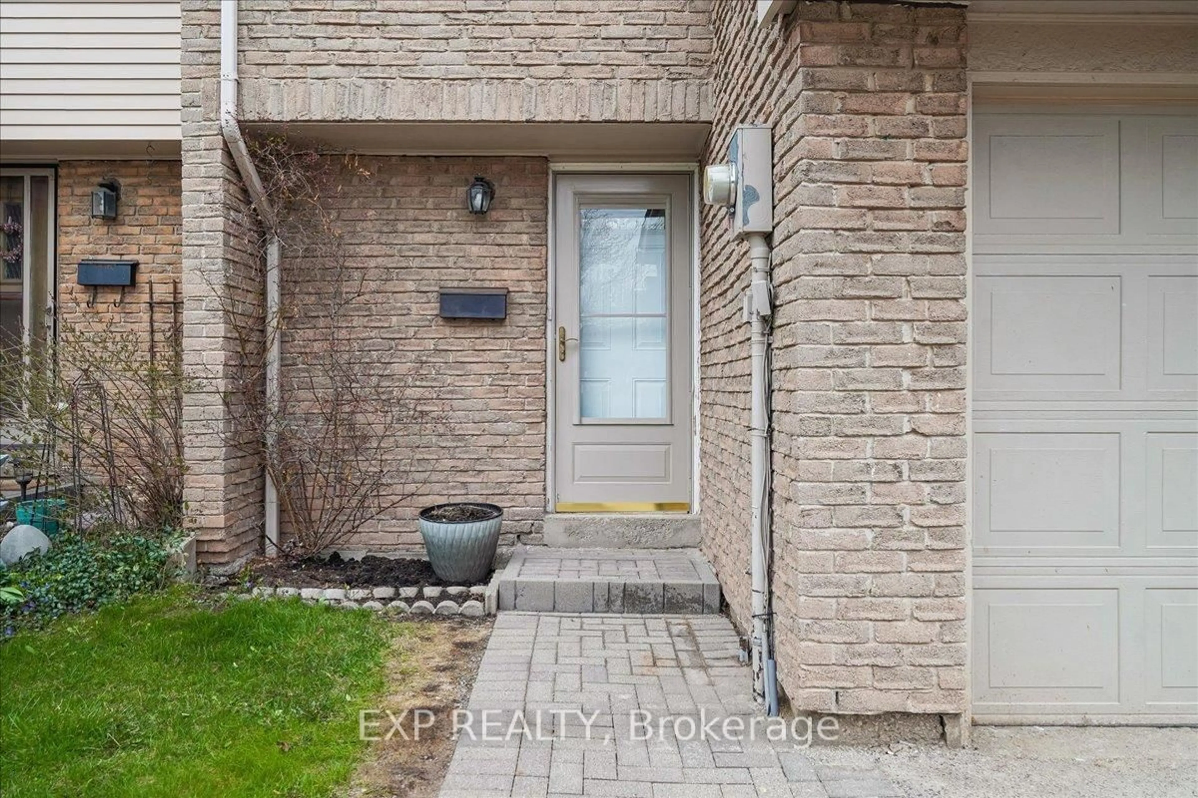 Indoor entryway for 1556 Lancaster Dr #72, Oakville Ontario L6H 2Z4