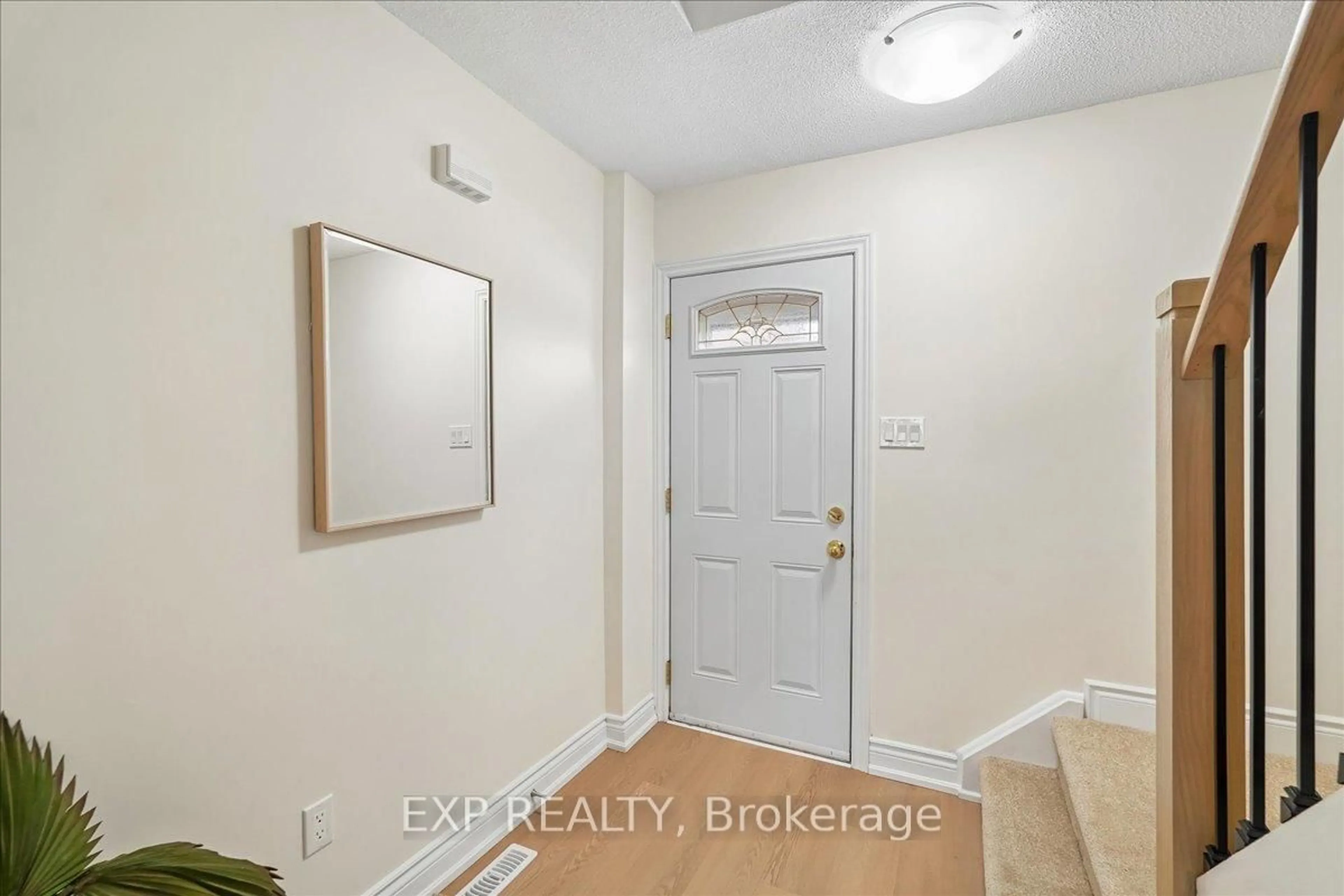 Indoor entryway for 1556 Lancaster Dr #72, Oakville Ontario L6H 2Z4