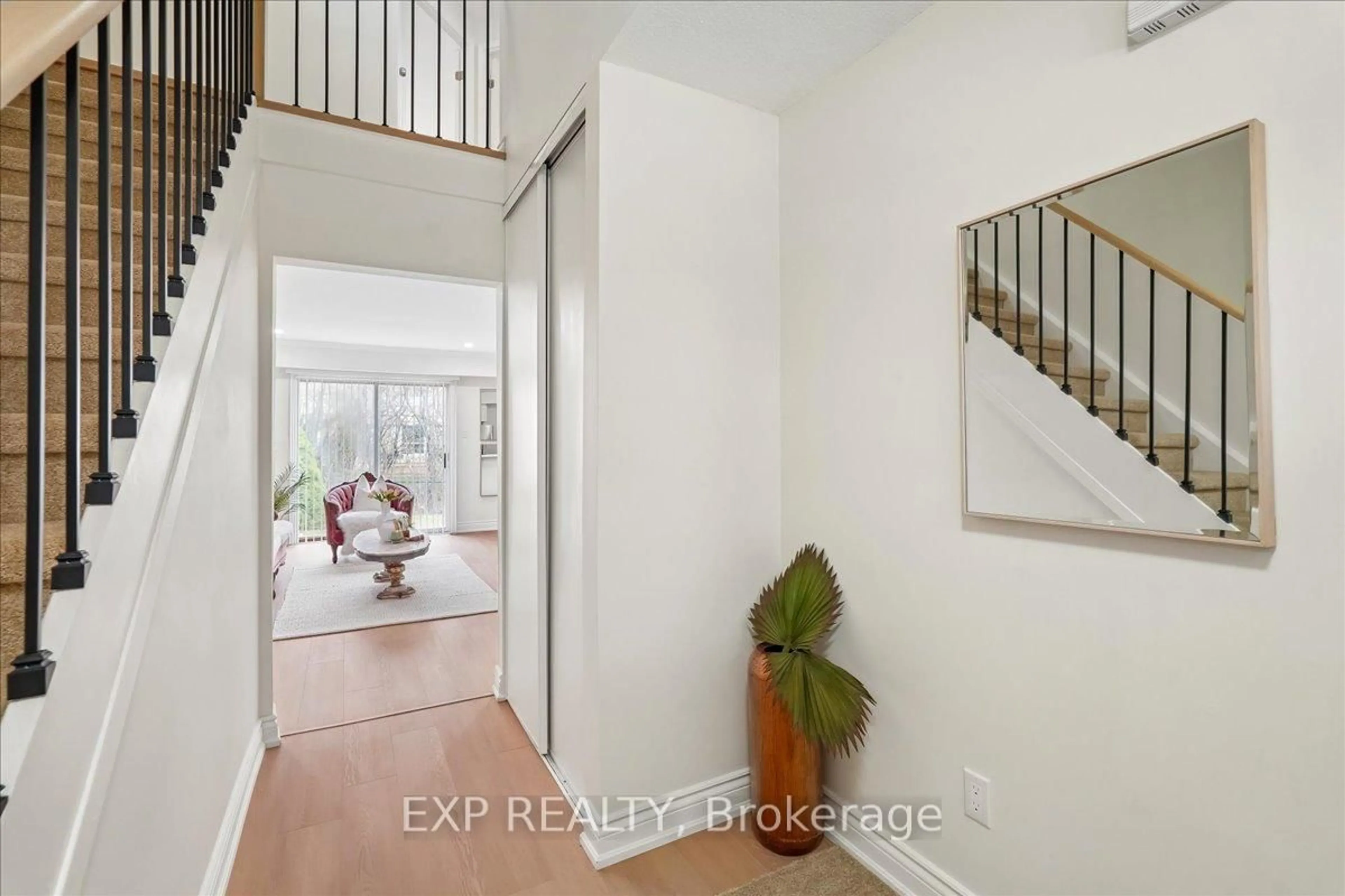 Indoor entryway for 1556 Lancaster Dr #72, Oakville Ontario L6H 2Z4