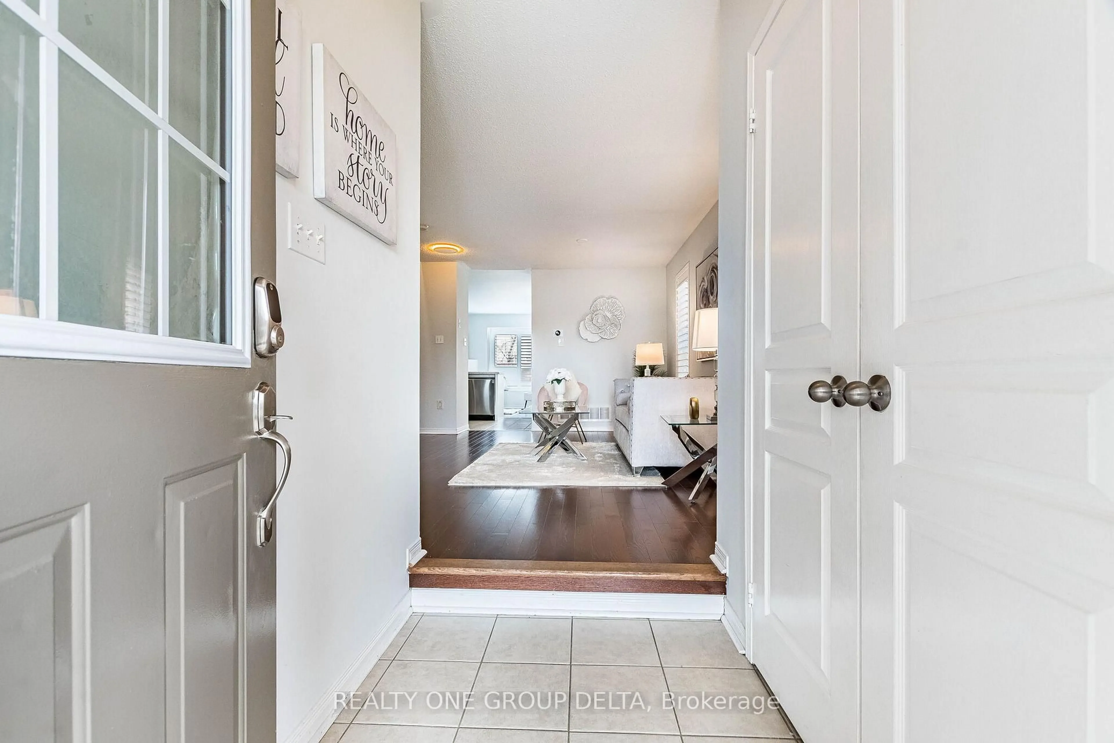 Indoor entryway for 5897 Churchill Meadows Blvd, Mississauga Ontario L5M 6Y1