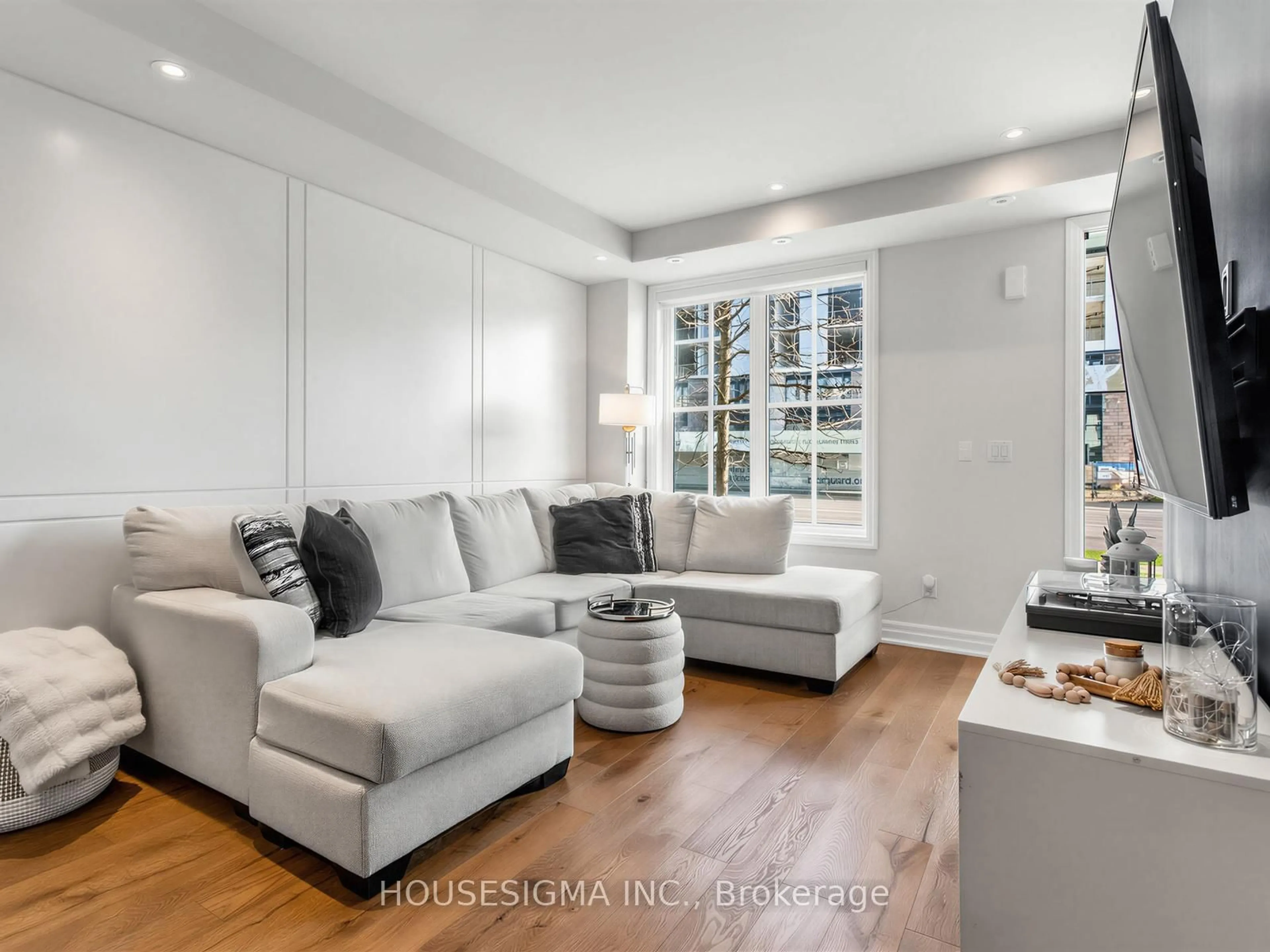 Living room with furniture, wood/laminate floor for 1190 Cawthra Rd #615, Mississauga Ontario L5G 0A5