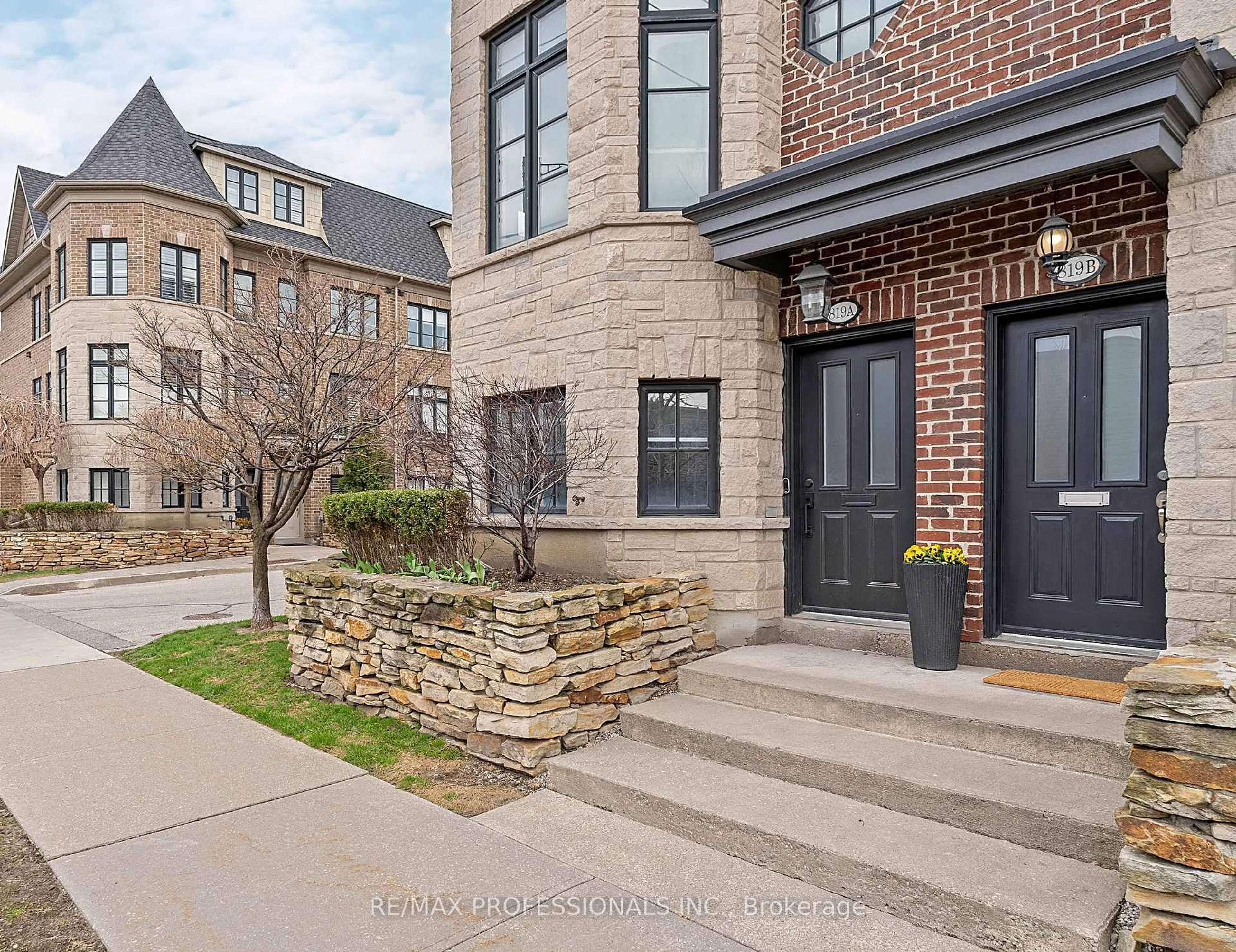 Home with brick exterior material, street for 819B Oxford St, Toronto Ontario M8Z 0B3