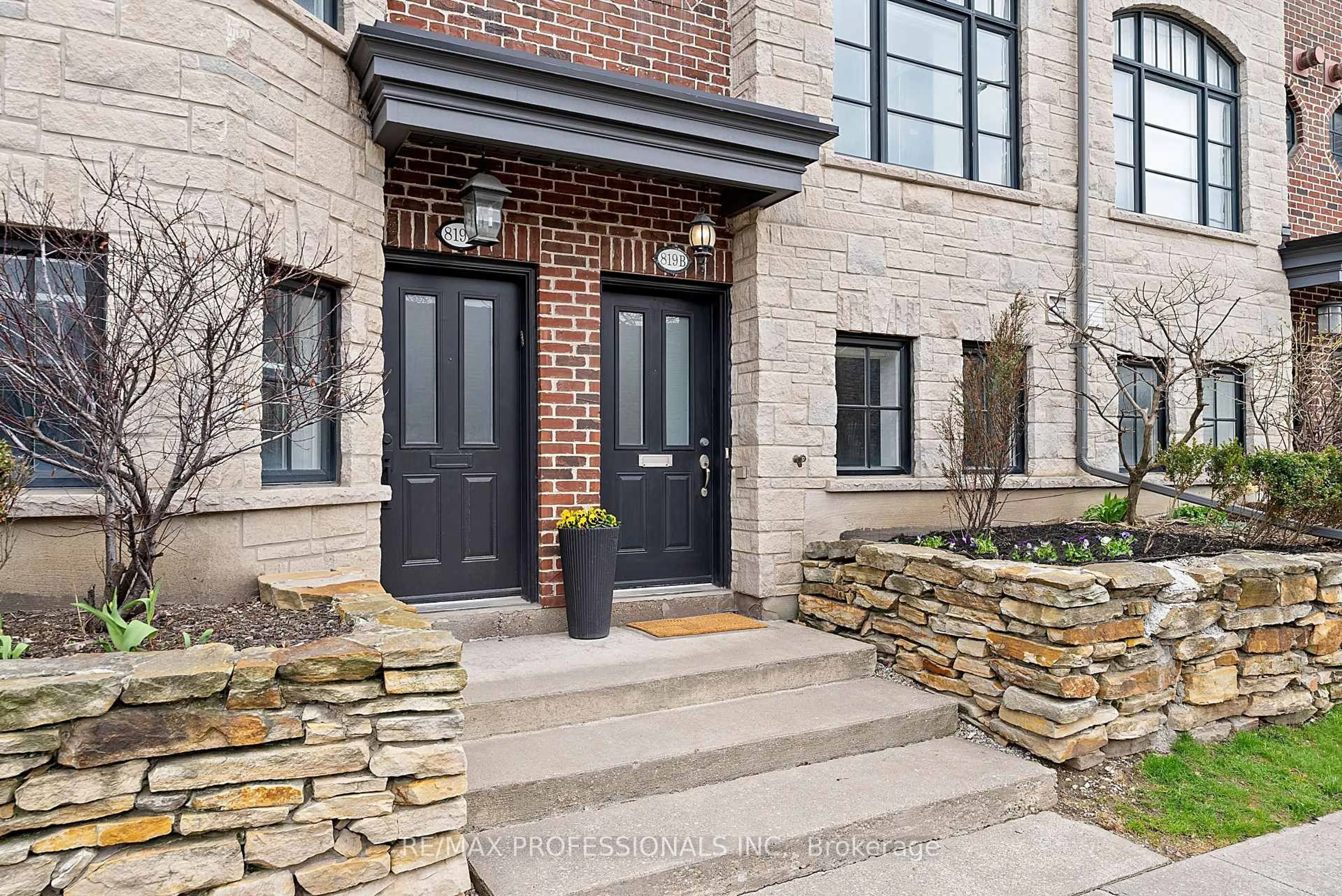 Home with brick exterior material, street for 819B Oxford St, Toronto Ontario M8Z 0B3