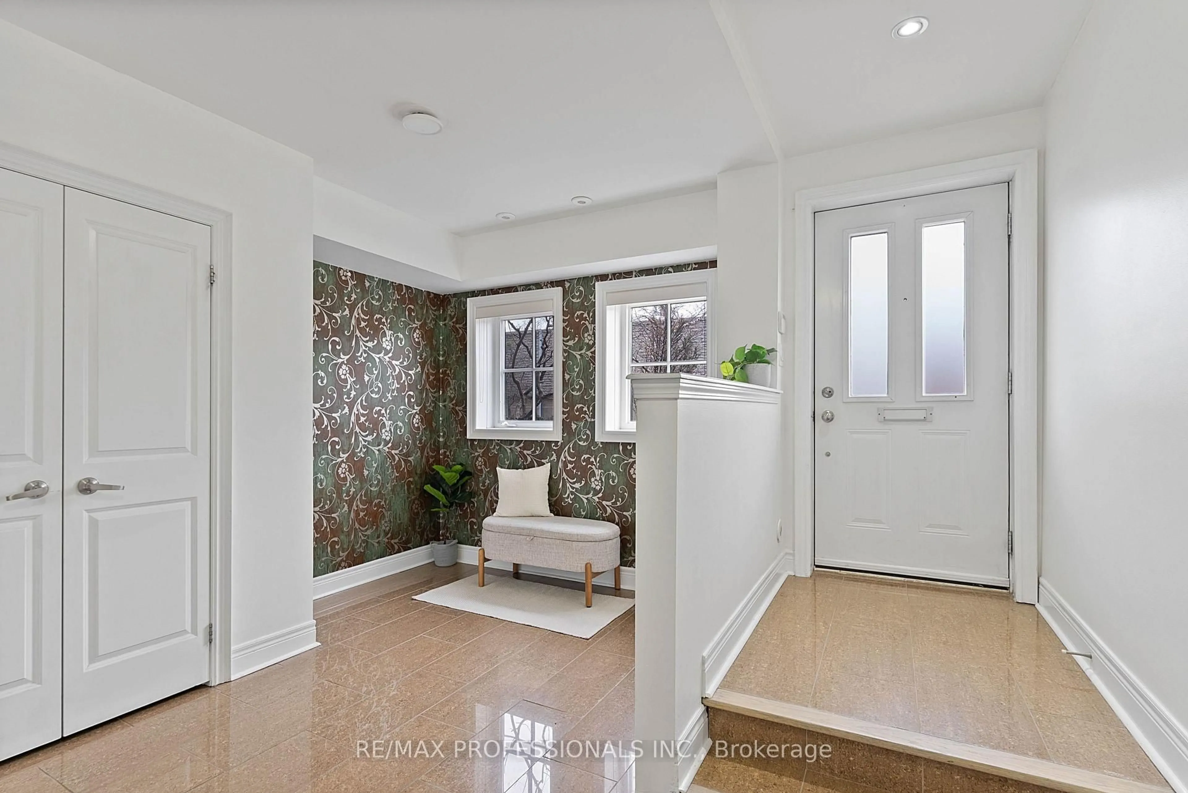 Indoor entryway for 819B Oxford St, Toronto Ontario M8Z 0B3