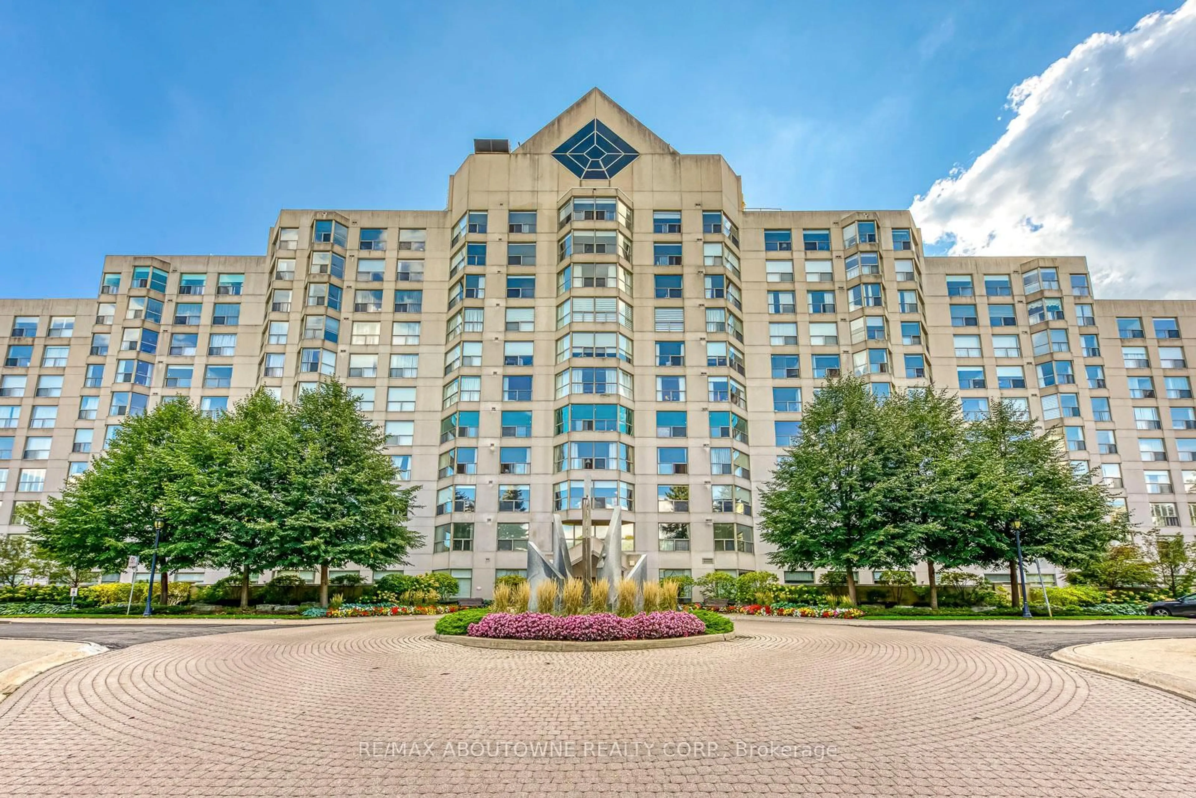 Indoor foyer for 1700 The Collegeway #613, Mississauga Ontario L5L 4M2