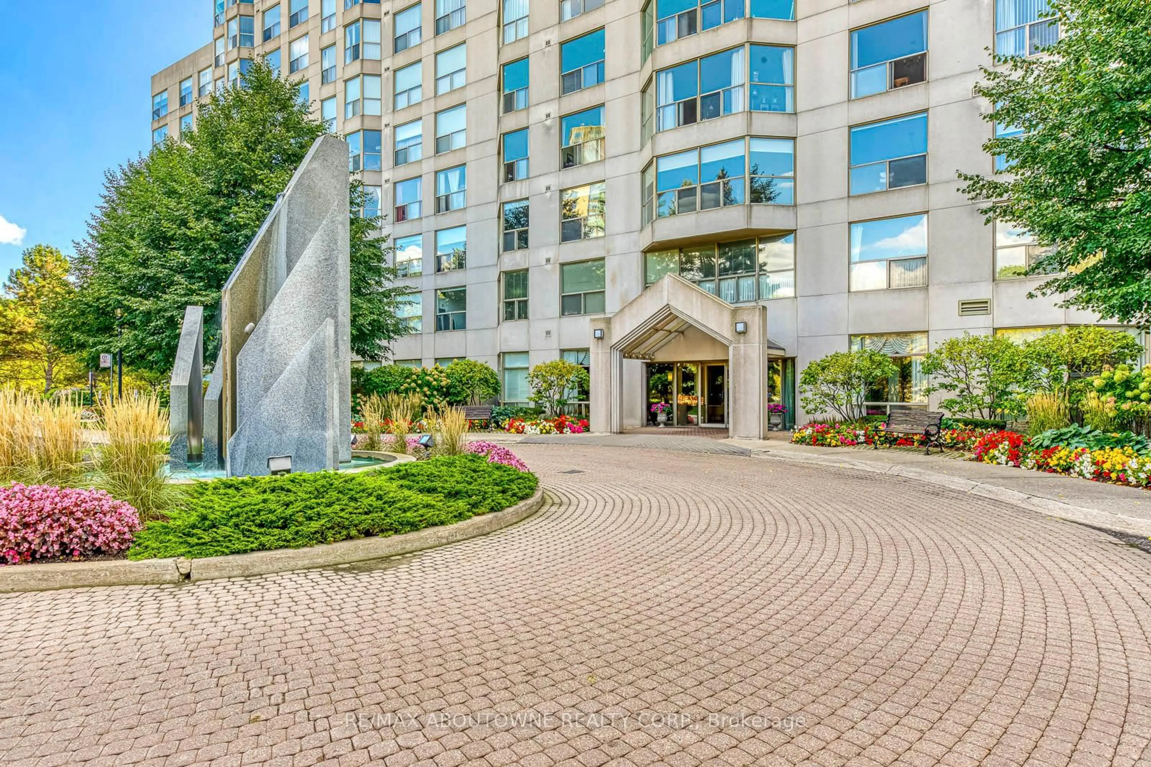 Indoor foyer for 1700 The Collegeway #613, Mississauga Ontario L5L 4M2