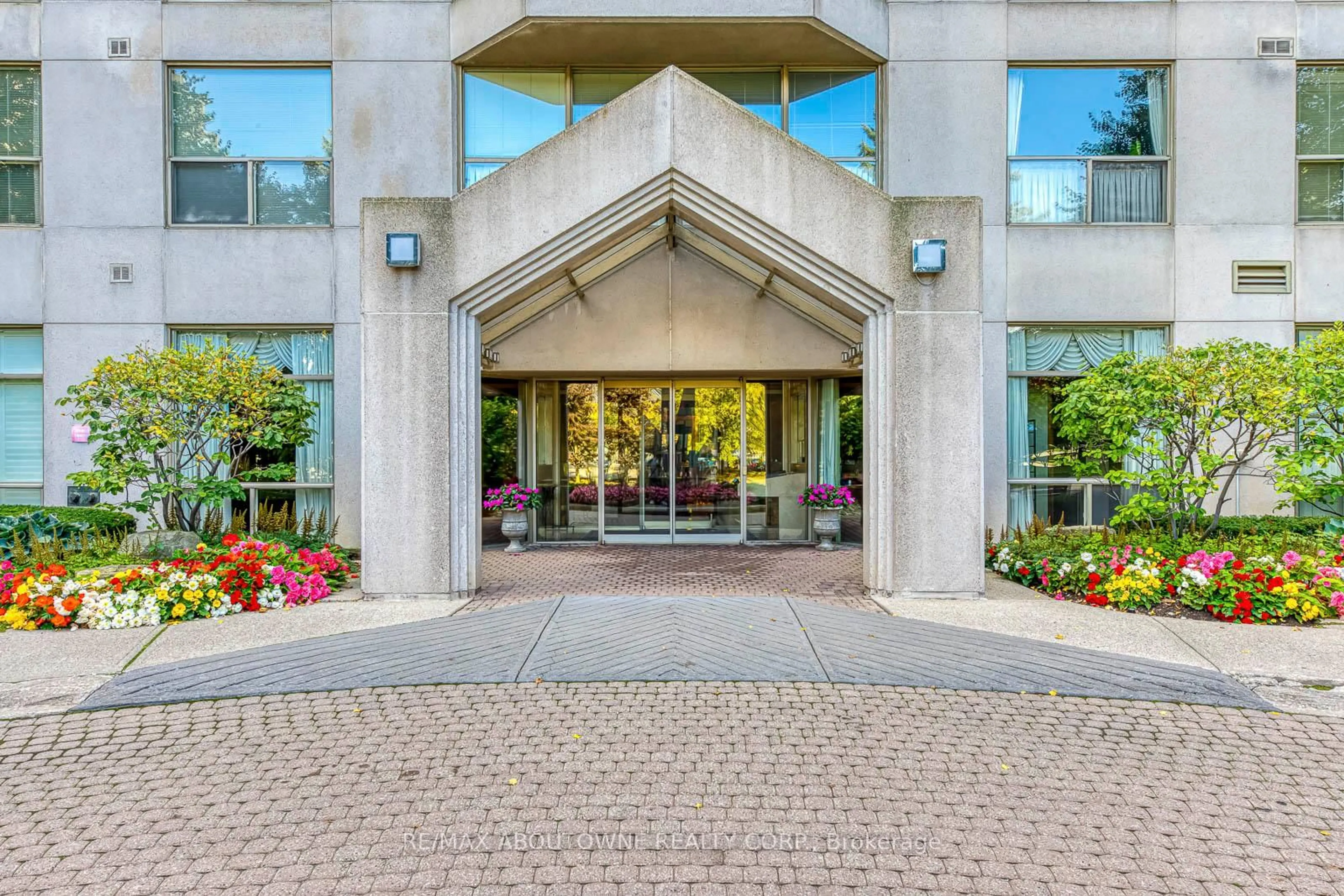 Indoor foyer for 1700 The Collegeway #613, Mississauga Ontario L5L 4M2