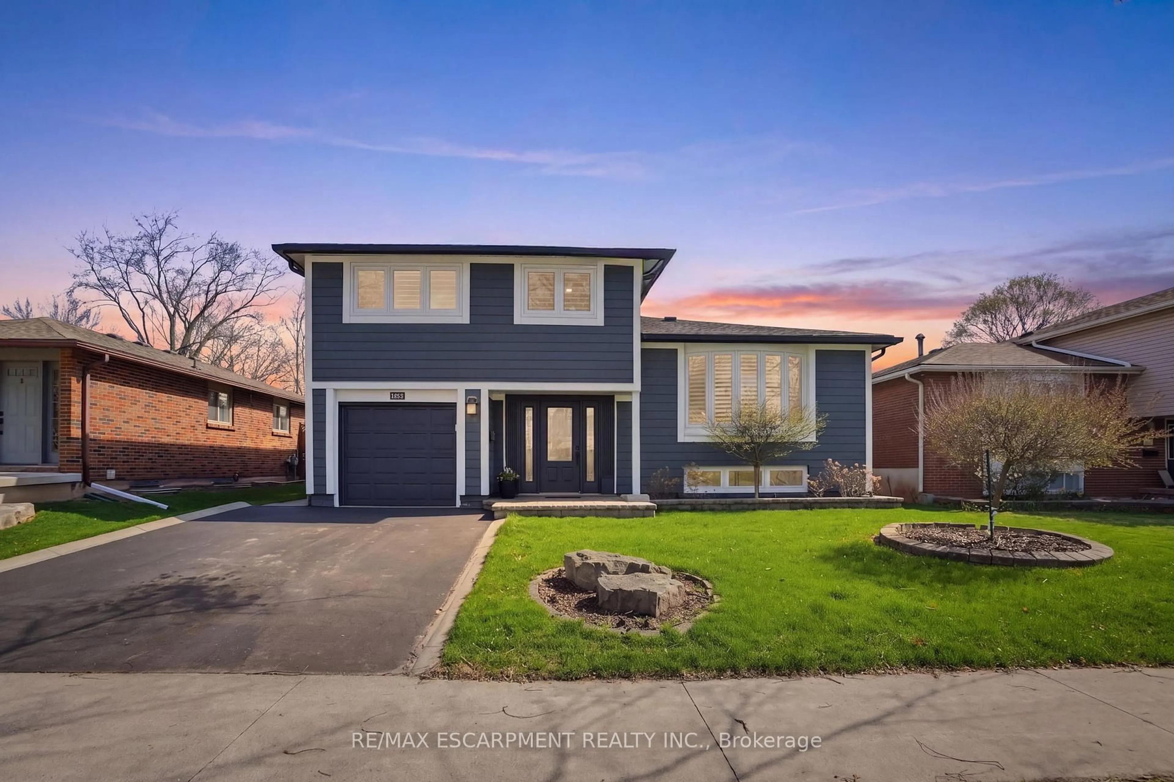 Home with brick exterior material, street for 663 Mullin Way, Burlington Ontario L7L 4J6