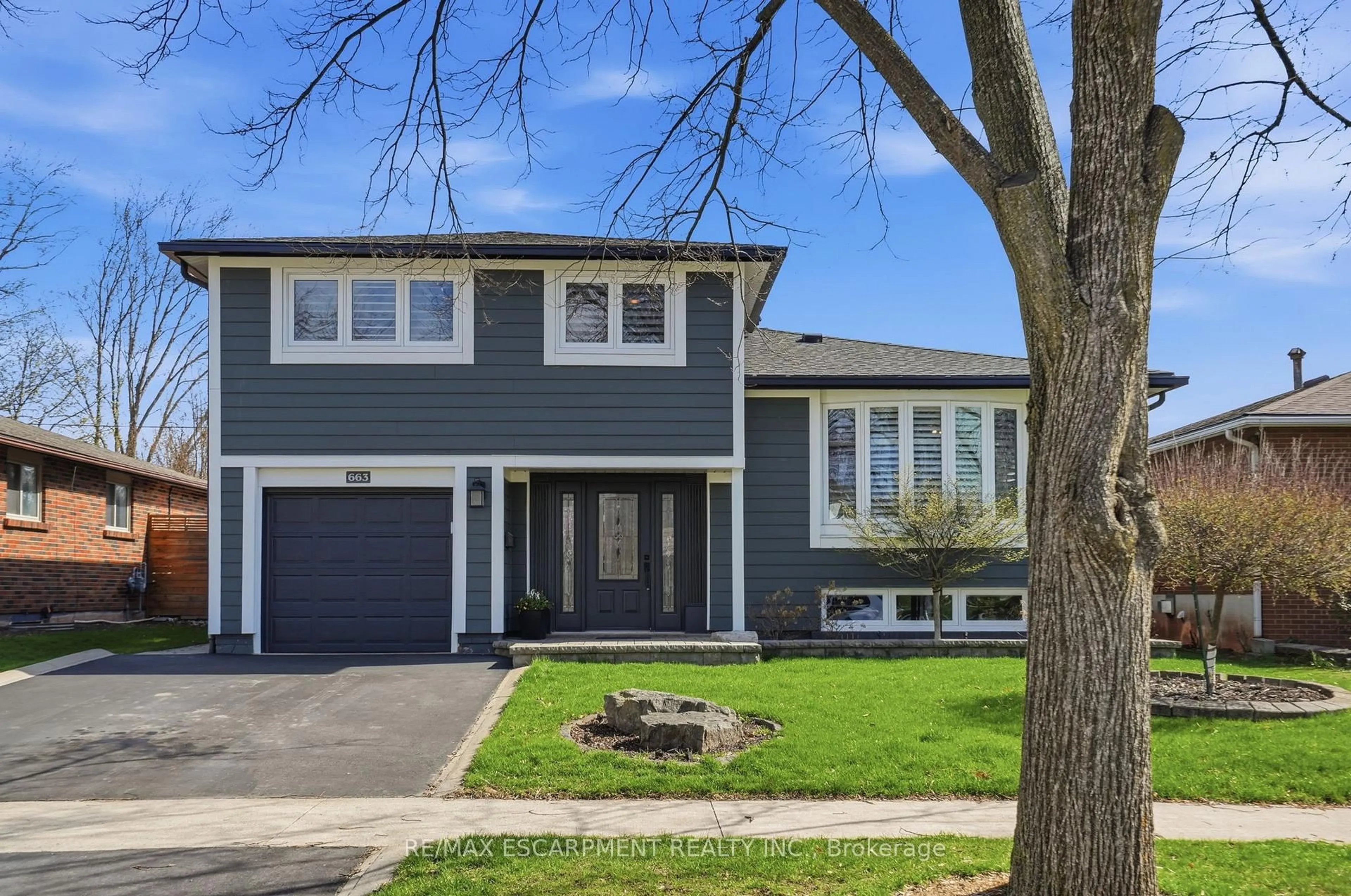 Home with vinyl exterior material, street for 663 Mullin Way, Burlington Ontario L7L 4J6