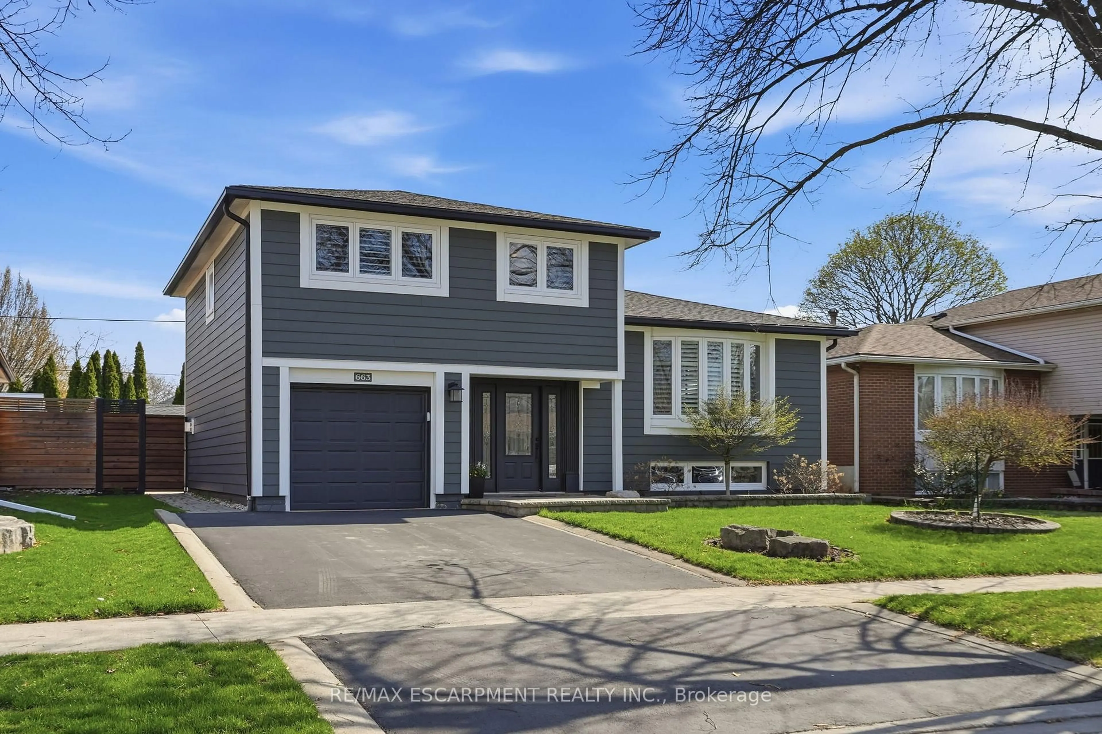 Home with brick exterior material, street for 663 Mullin Way, Burlington Ontario L7L 4J6