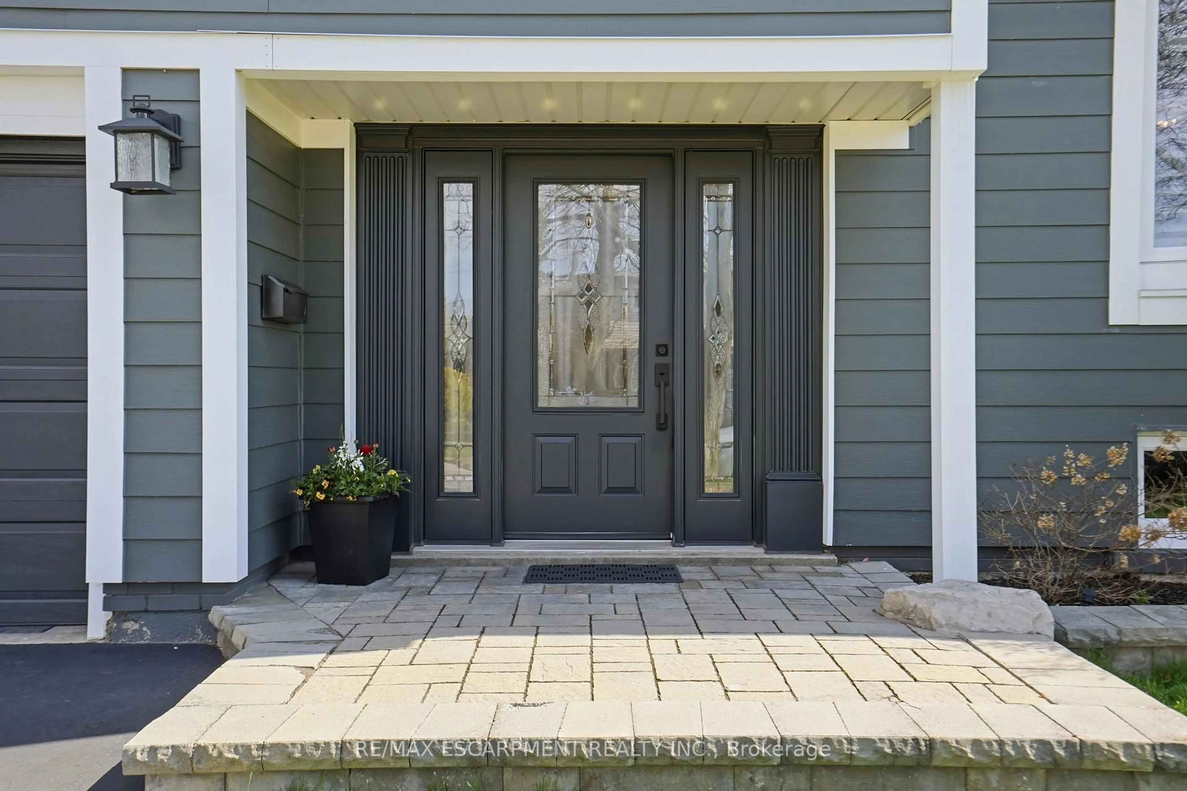 Indoor entryway for 663 Mullin Way, Burlington Ontario L7L 4J6