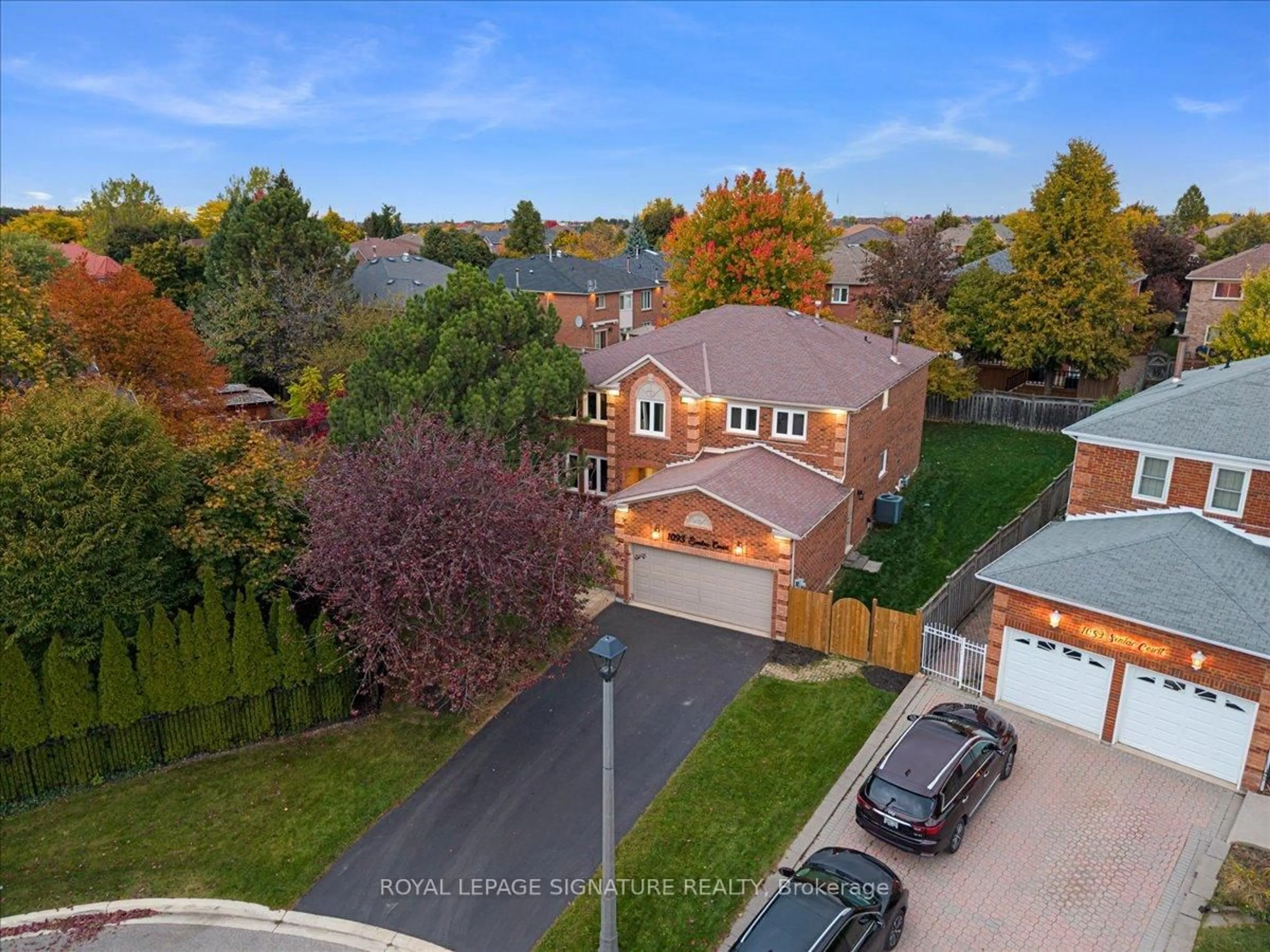 A pic from outside/outdoor area/front of a property/back of a property/a pic from drone, unknown for 1093 Senlac Crt, Mississauga Ontario L5V 1B8