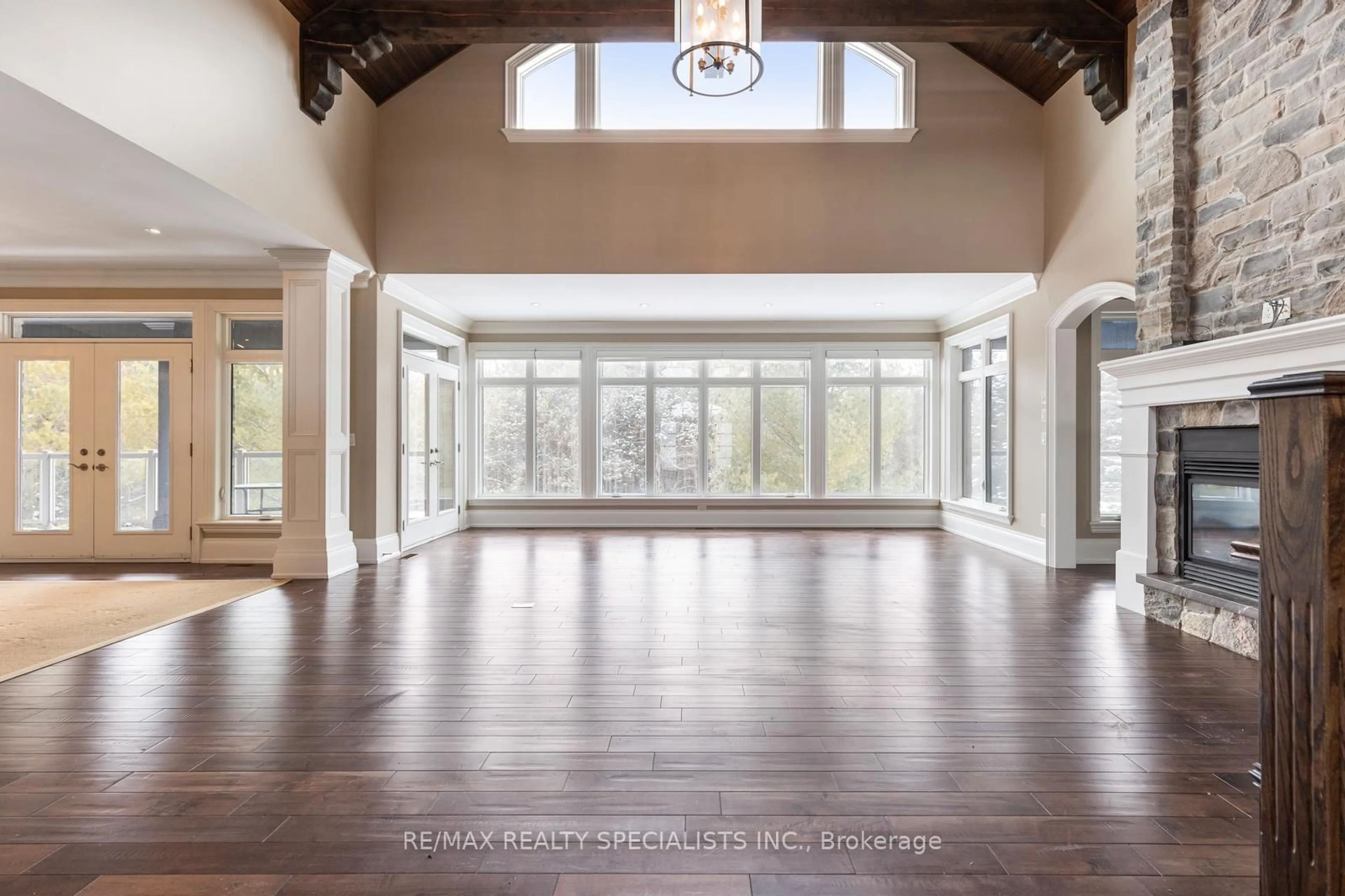 Indoor foyer for 17366 Mount Pleasant Rd, Caledon Ontario L7E 3M8