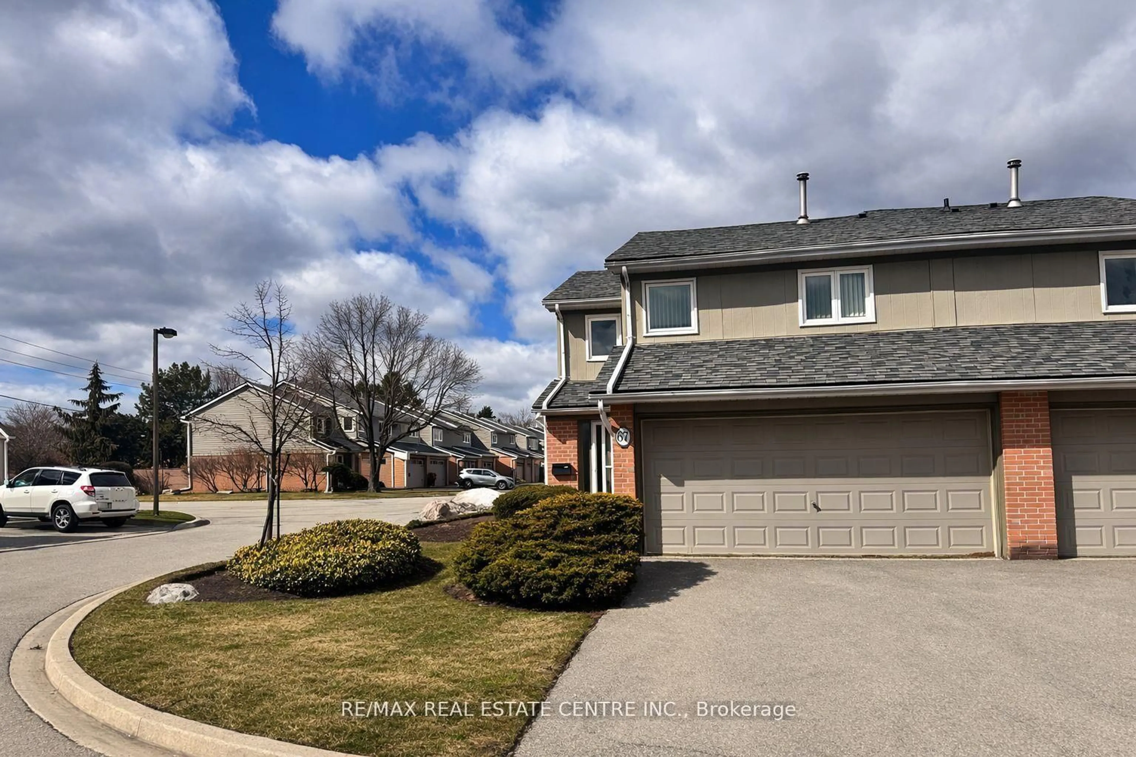 A pic from outside/outdoor area/front of a property/back of a property/a pic from drone, street for 3079 Fifth Line #67, Mississauga Ontario L5L 3T1