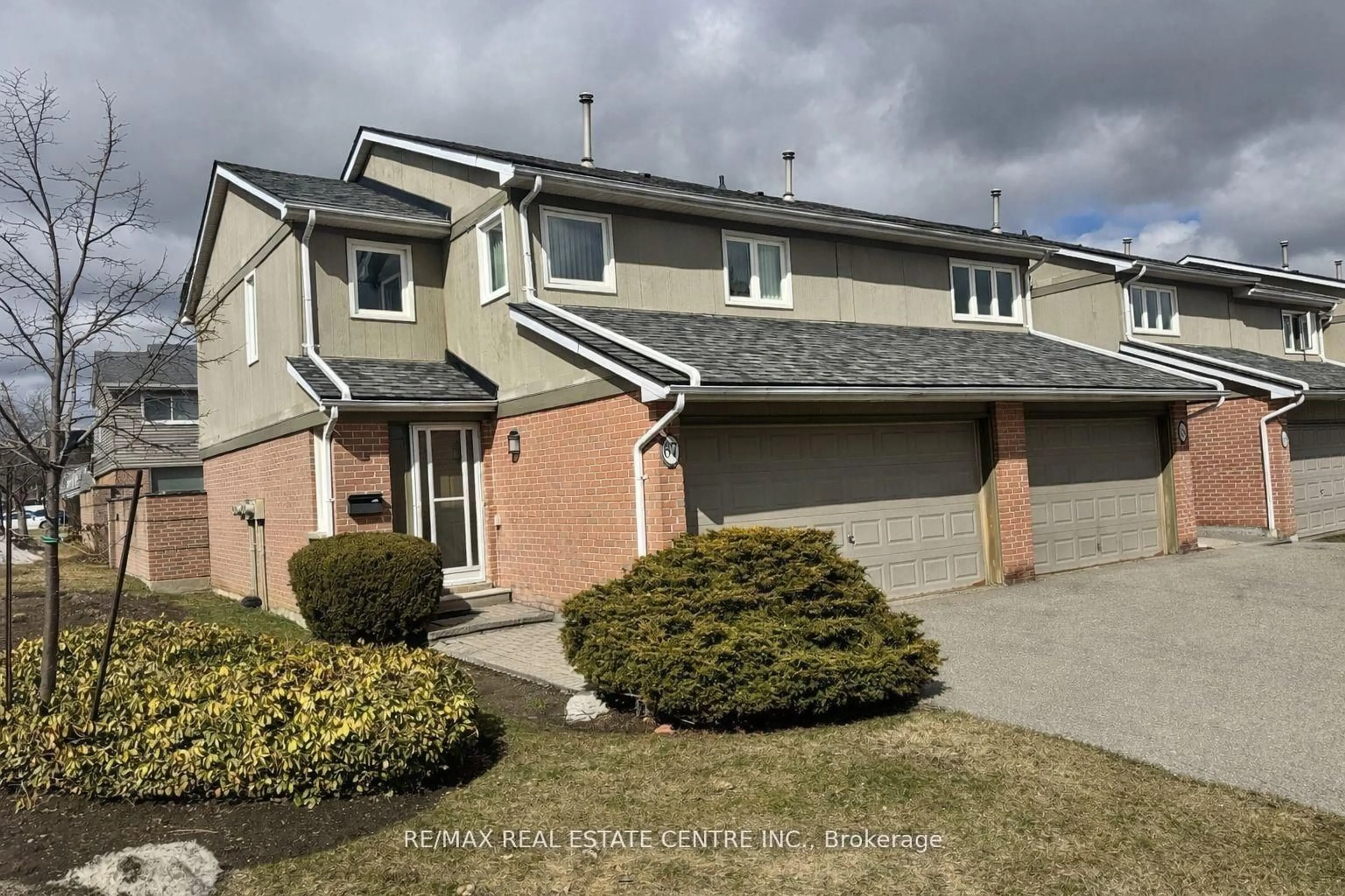 A pic from outside/outdoor area/front of a property/back of a property/a pic from drone, street for 3079 Fifth Line #67, Mississauga Ontario L5L 3T1