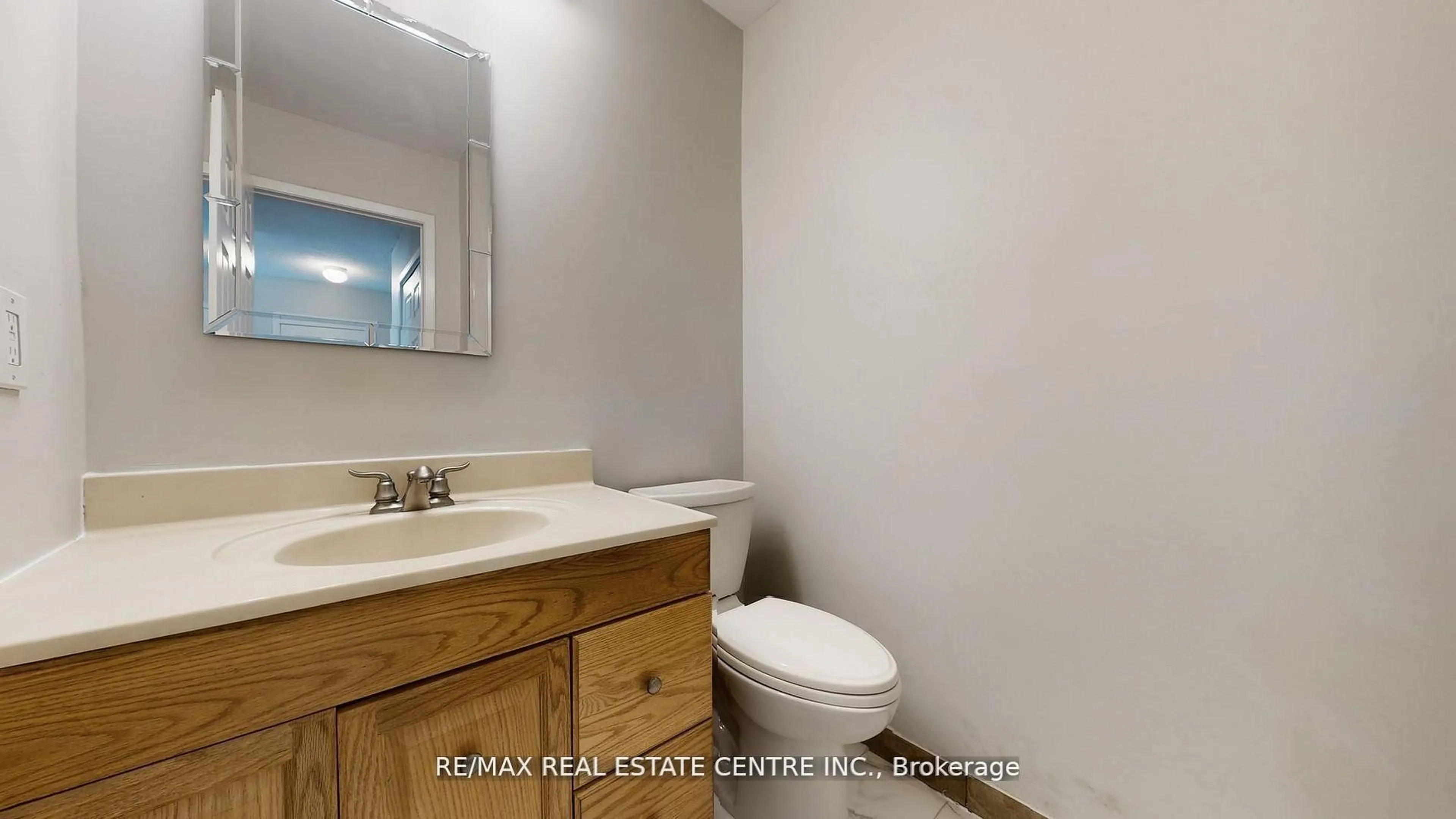 Standard bathroom, ceramic/tile floor for 3079 Fifth Line #67, Mississauga Ontario L5L 3T1