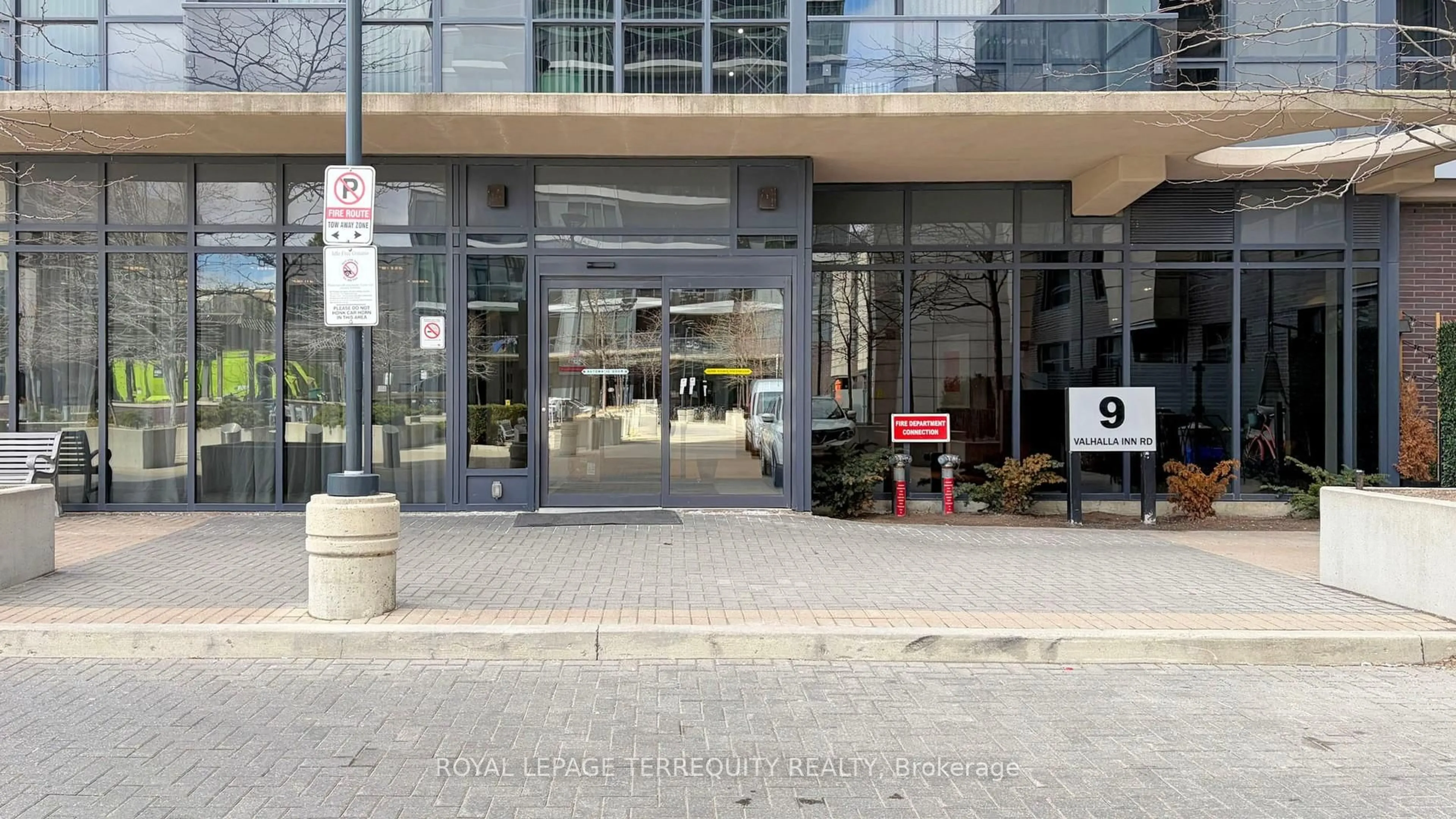 Indoor foyer for 9 Valhalla Inn Rd #1304, Toronto Ontario M9B 0B2