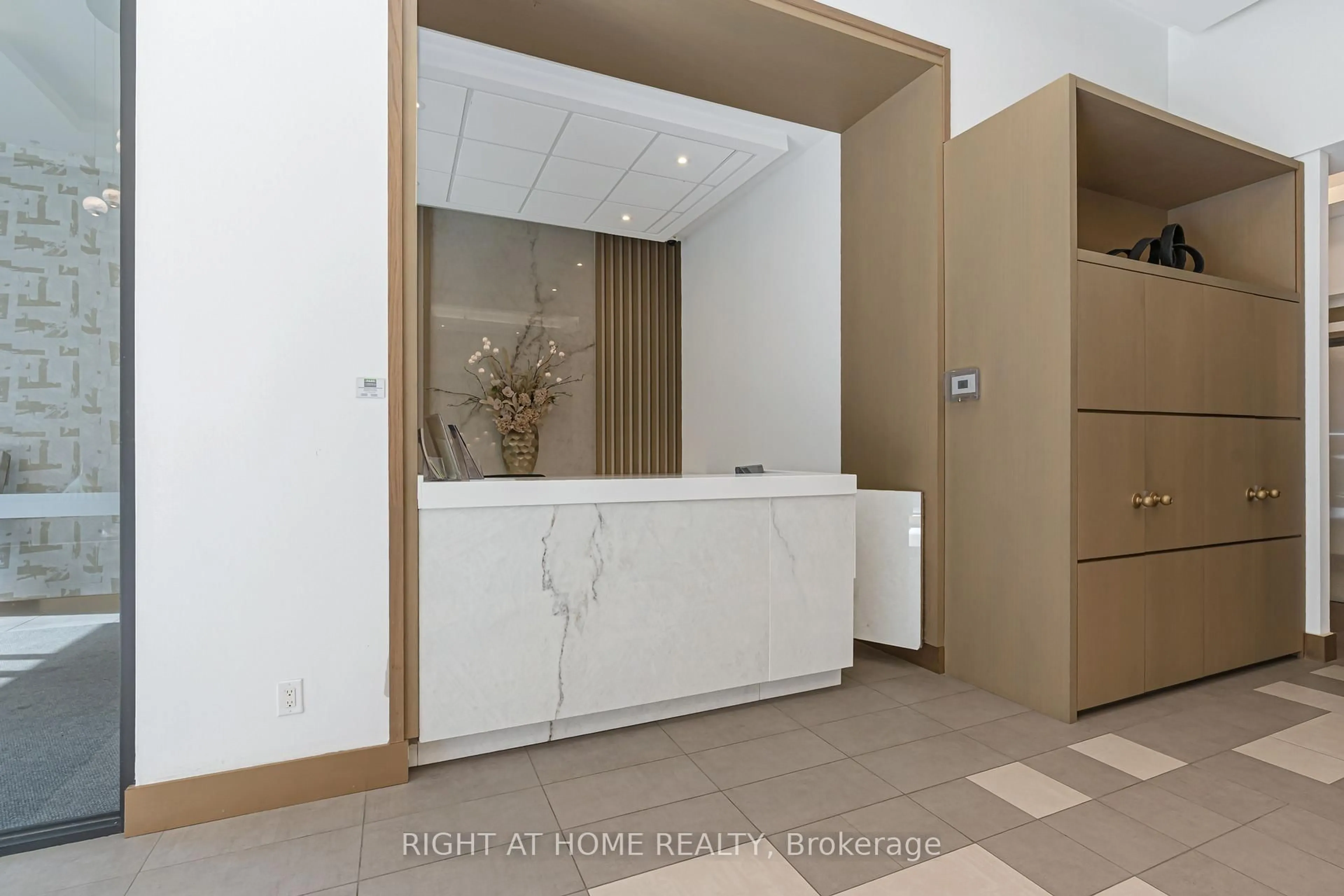 Indoor foyer for 4099 Brickstone Mews #2305, Mississauga Ontario L5B 0G2