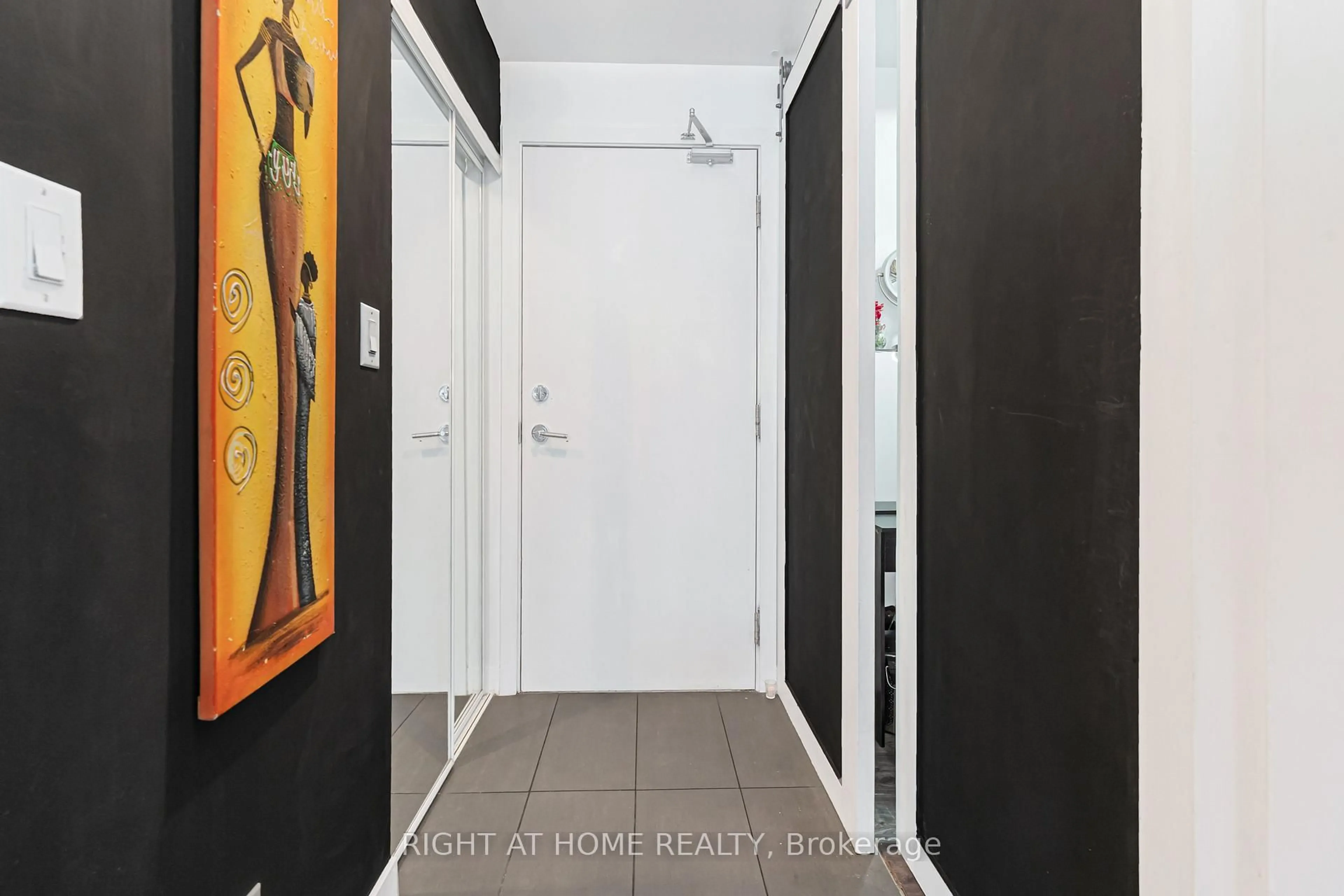 Indoor entryway for 4099 Brickstone Mews #2305, Mississauga Ontario L5B 0G2